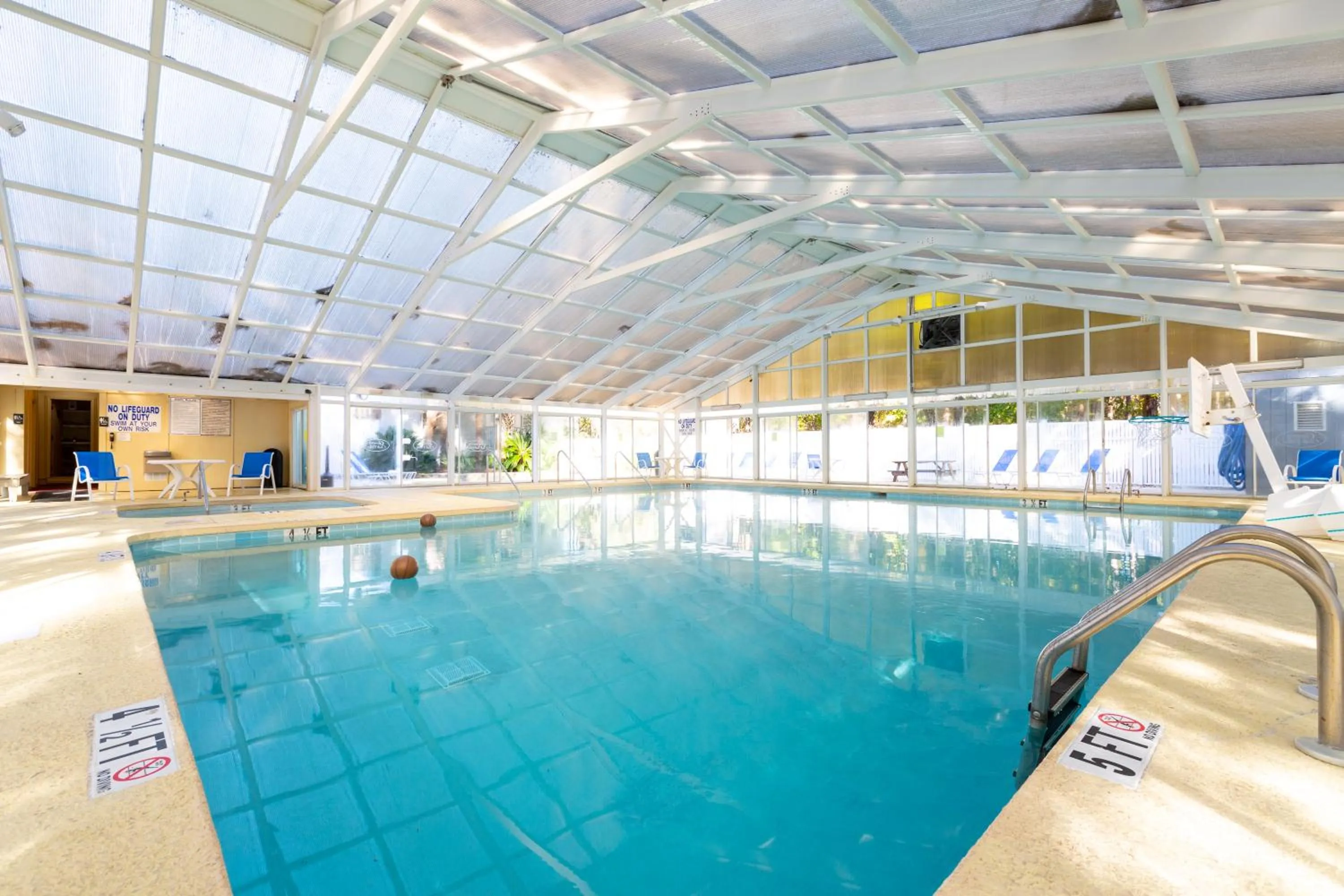 Swimming pool in Country Club Villas