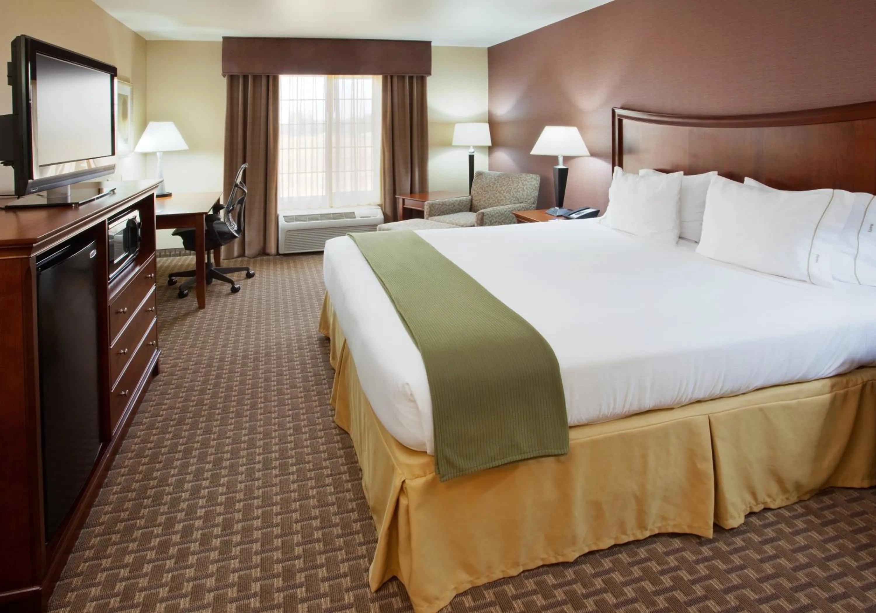 Photo of the whole room, Bed in Holiday Inn Express Hotel & Suites Willows by IHG