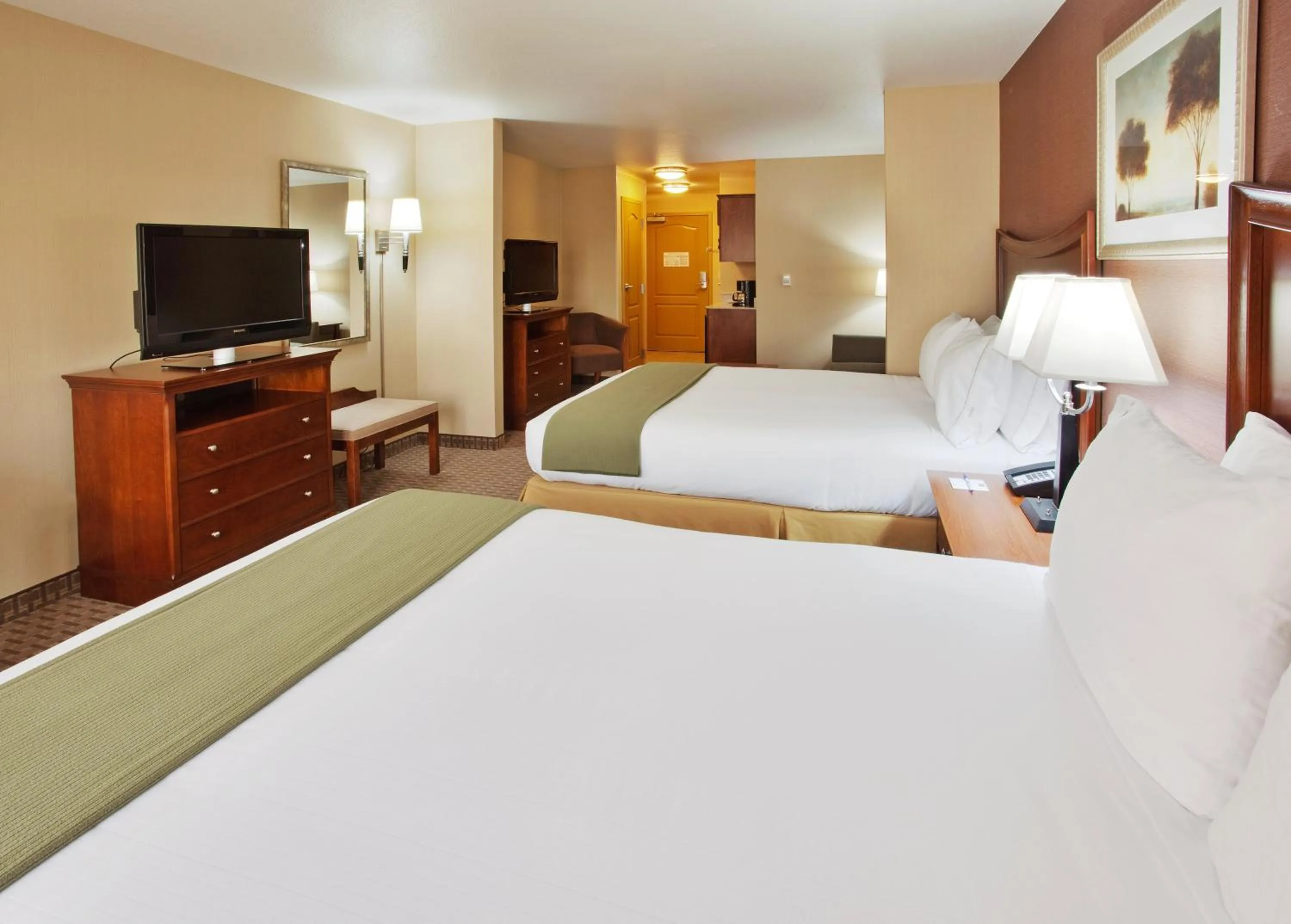 Photo of the whole room, Bed in Holiday Inn Express Hotel & Suites Willows by IHG
