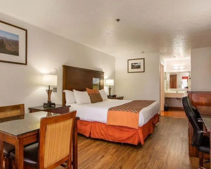 Bed in Sandia Peak Inn Old Town ABQ, a Howard Johnson by Wyndham