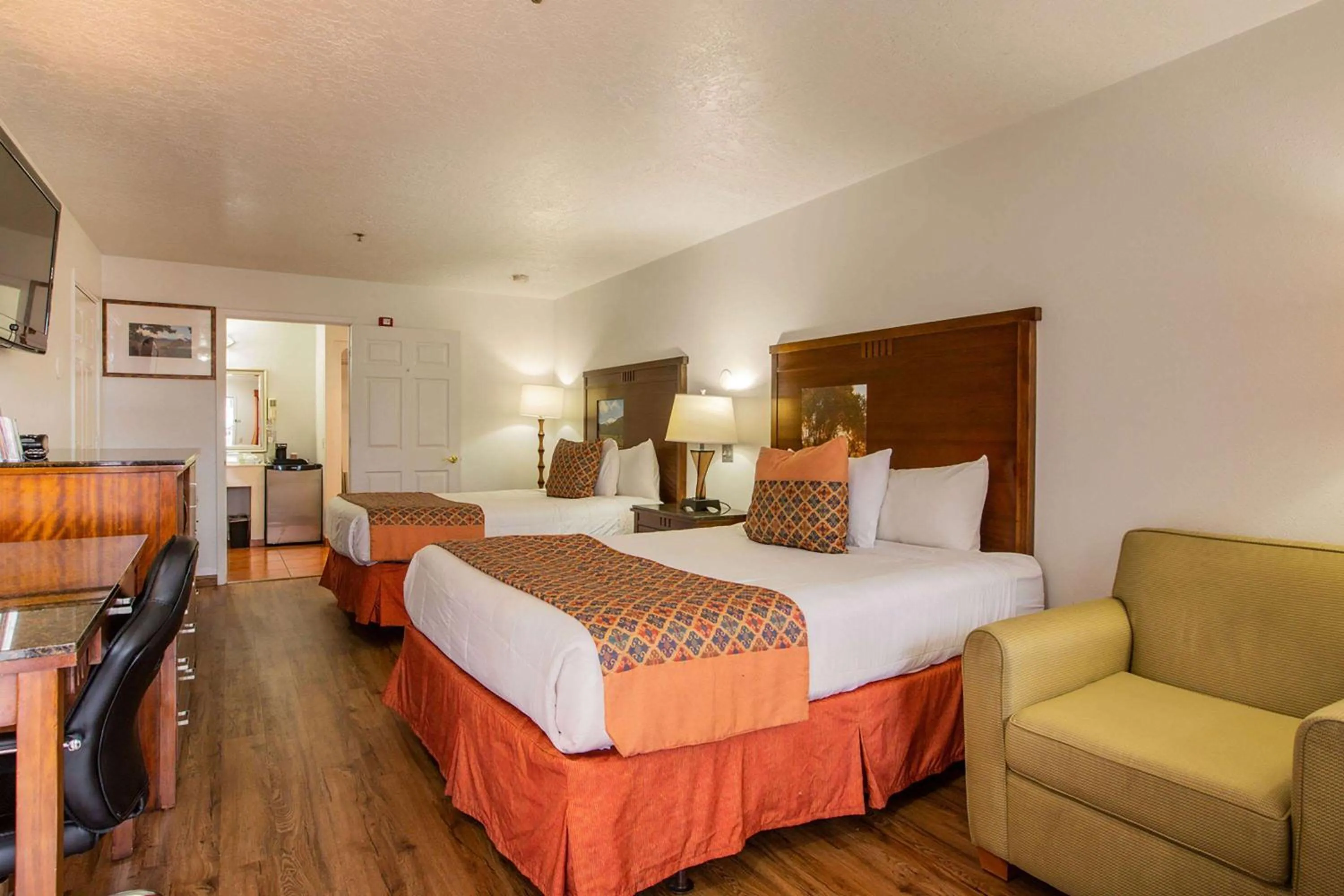 Photo of the whole room, Bed in Sandia Peak Inn Old Town ABQ, a Howard Johnson by Wyndham