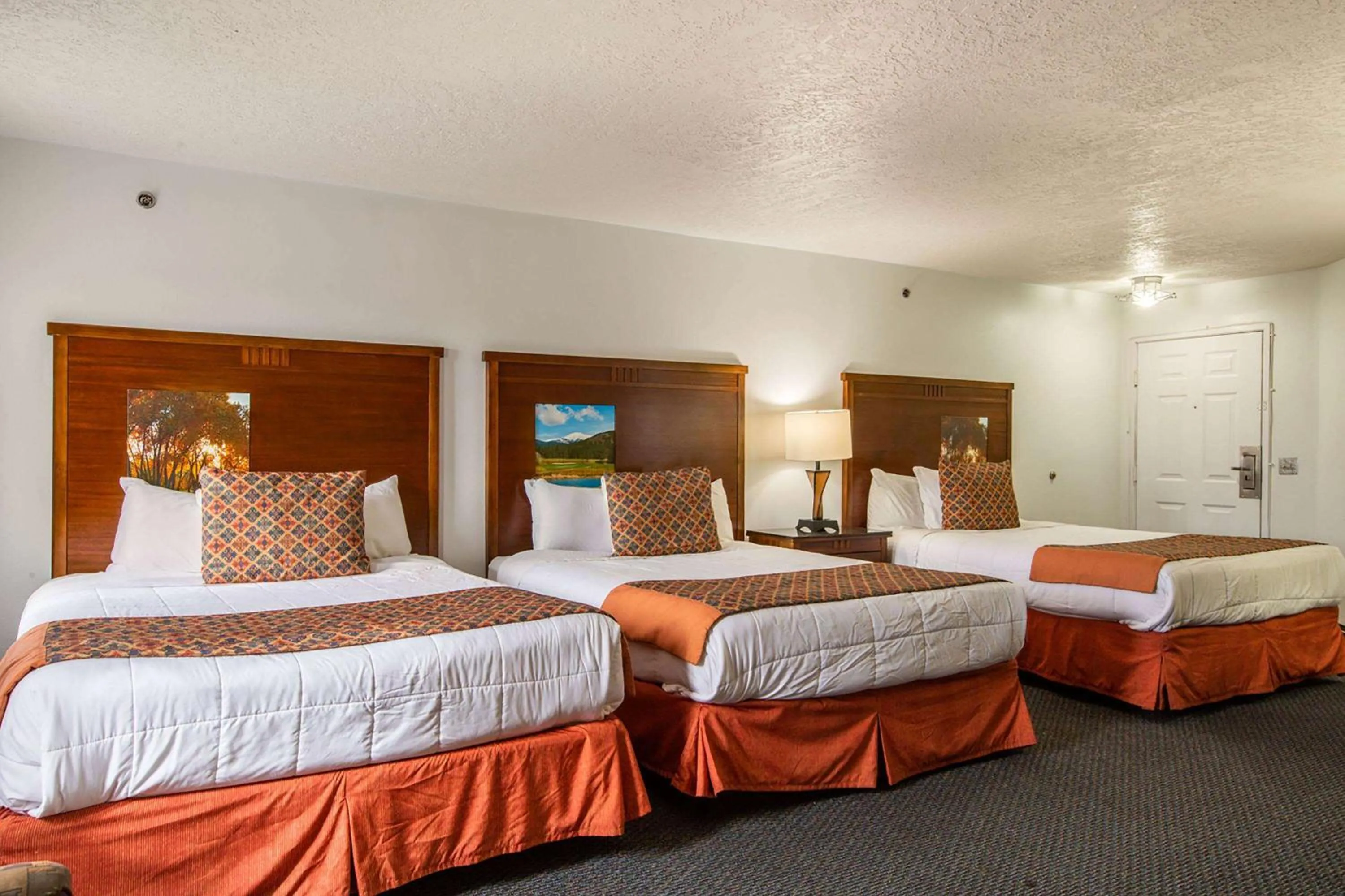 Photo of the whole room, Bed in Sandia Peak Inn Old Town ABQ, a Howard Johnson by Wyndham