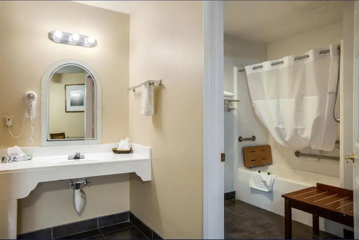 King Room with Mobility Access and Bathtub with Grab Bars, Non-Smoking in Sandia Peak Inn Old Town ABQ, a Howard Johnson by Wyndham King Room with Mobility Access and Bathtub with Grab Bars, Non-Smoking in Sandia Peak Inn Old Town ABQ, a Howard Johnson by Wyndham