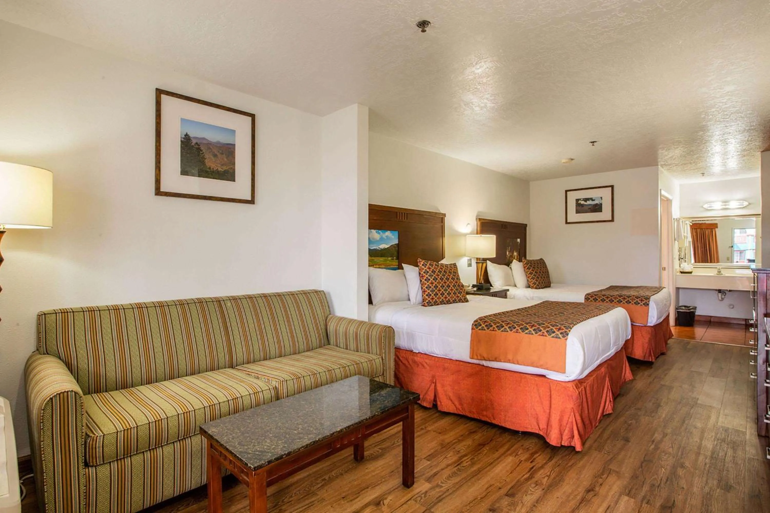 Photo of the whole room, Bed in Sandia Peak Inn Old Town ABQ, a Howard Johnson by Wyndham