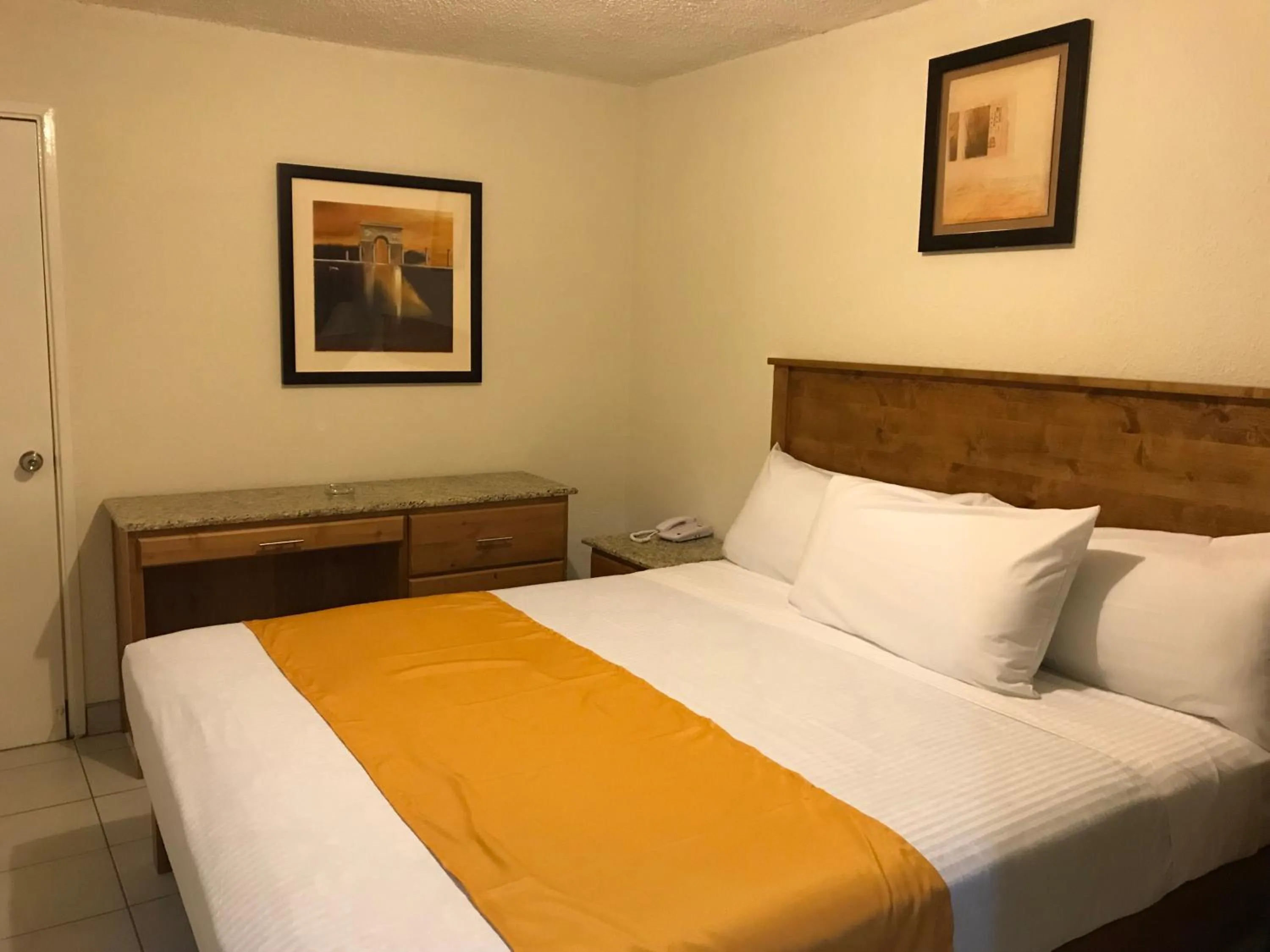 Bed in Hotel Guillen Jr