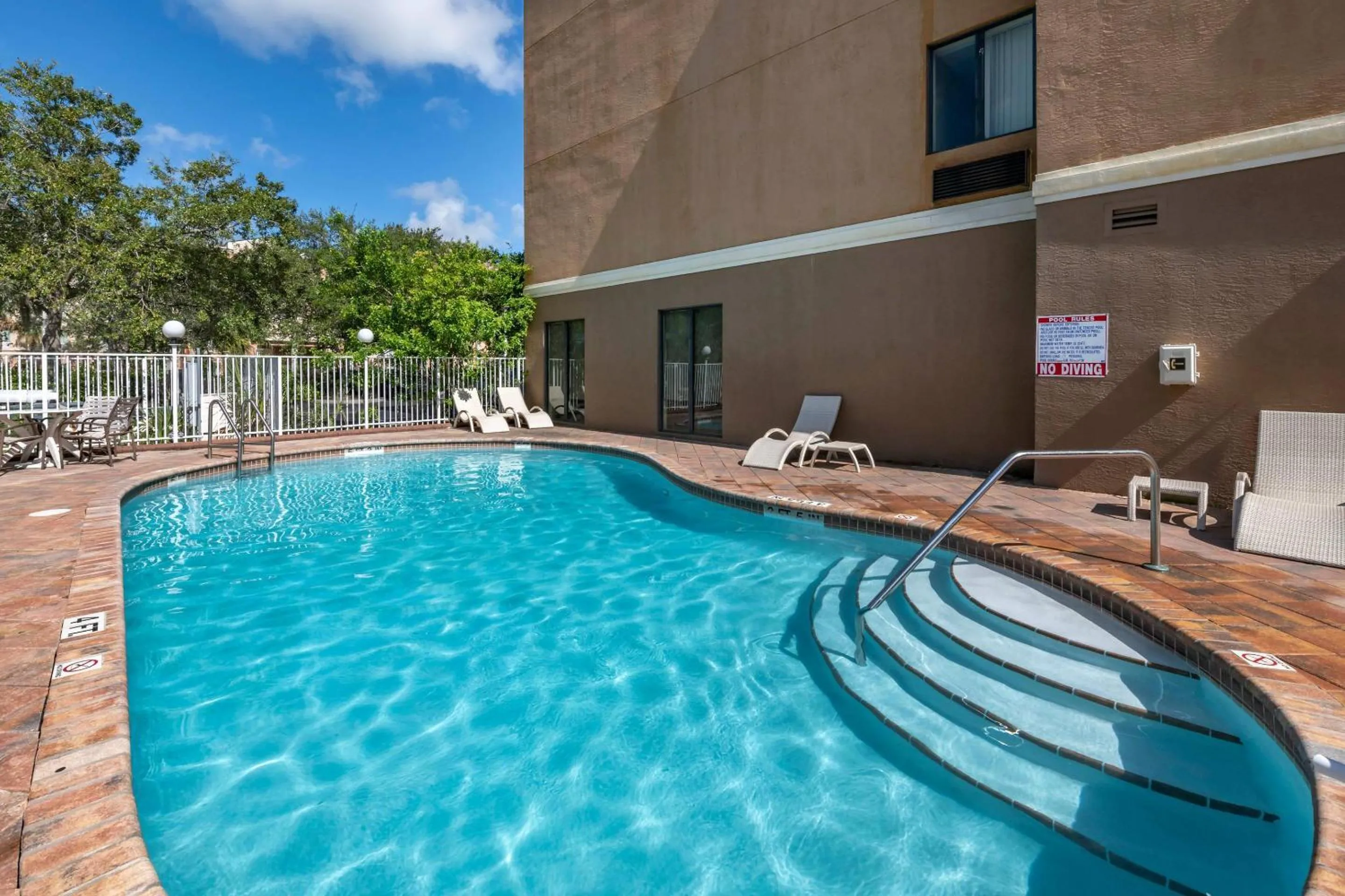 Swimming pool in Comfort Suites Fort Pierce I-95