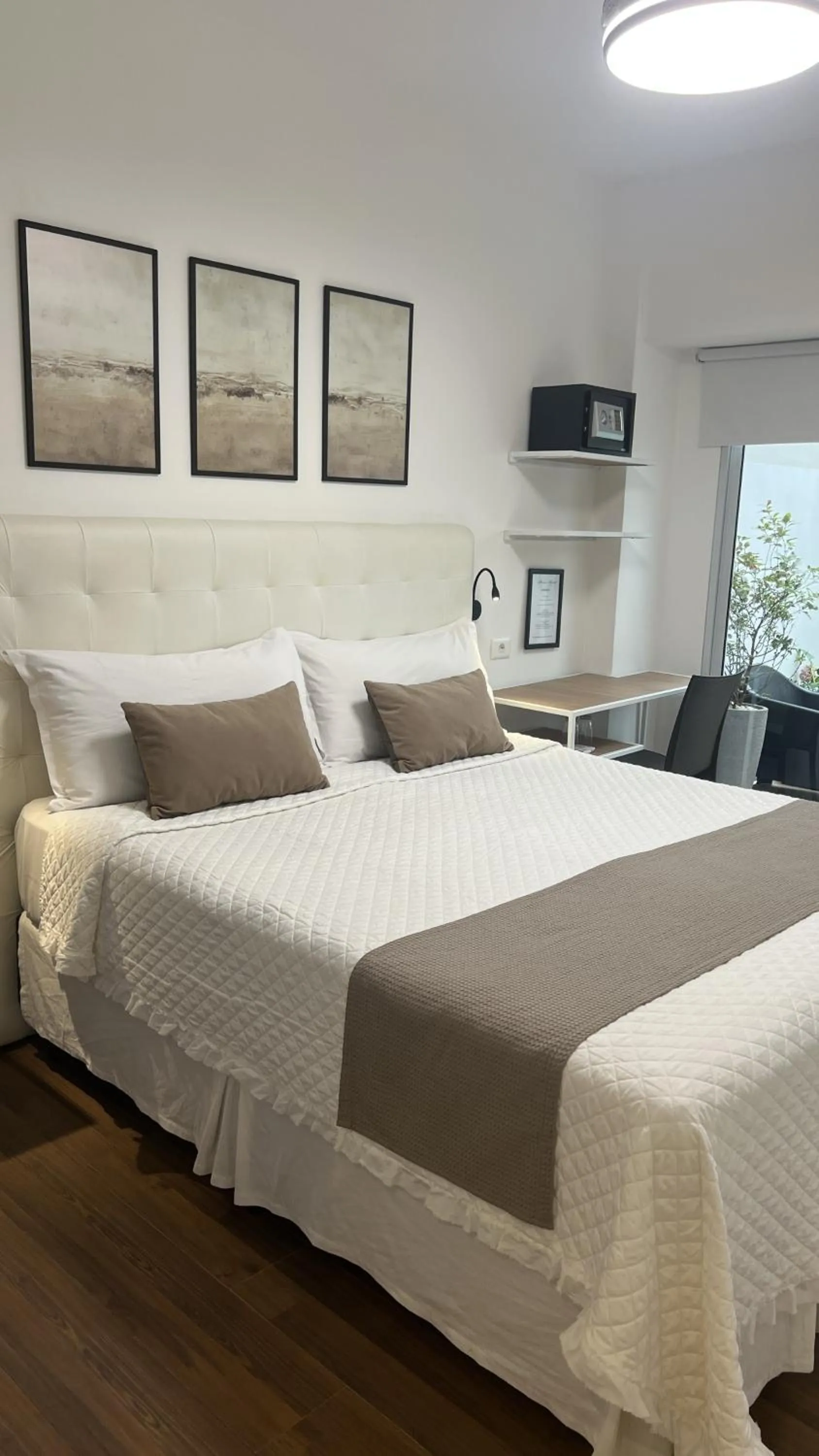 Garden view, Bed in Hotel Alvear