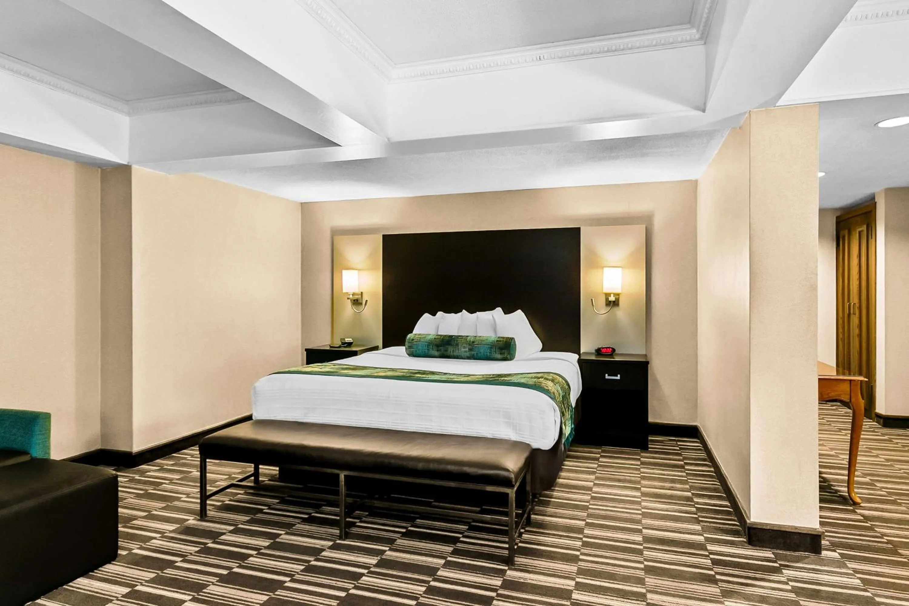 Photo of the whole room, Bed in Best Western Downtown Sudbury