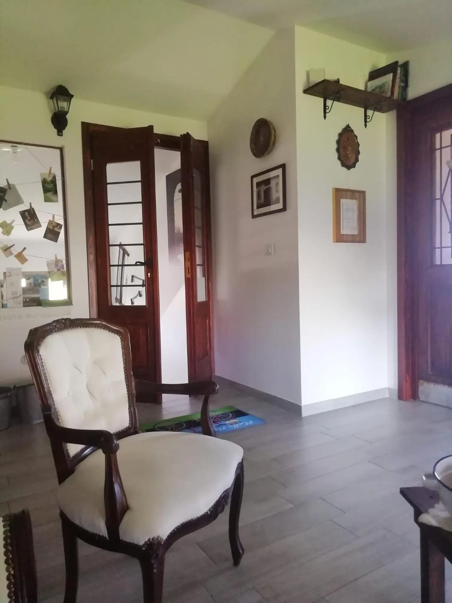 Communal lounge/ TV room in B&B Books & Bikes