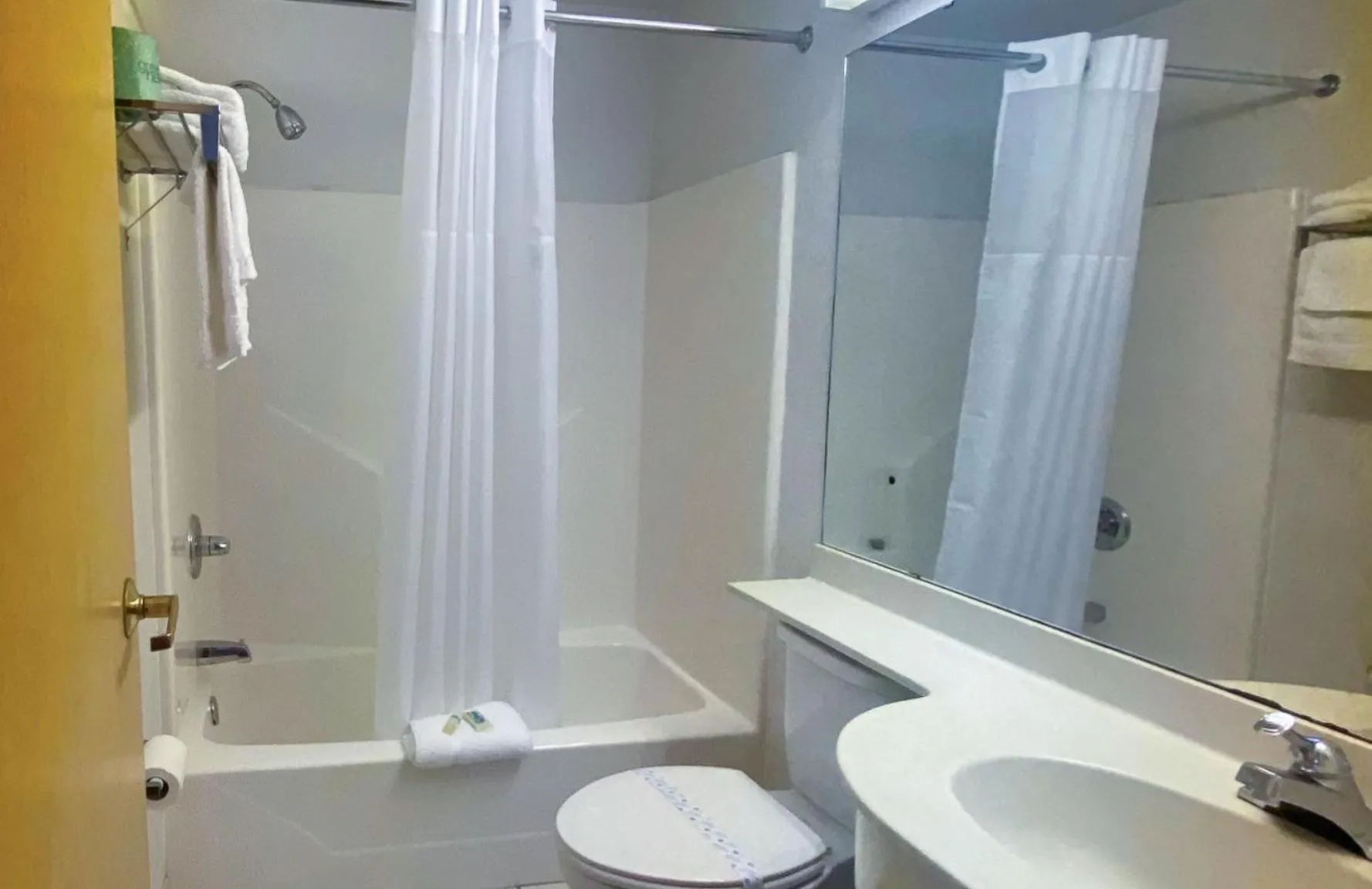 Bathroom in Motel 6 McAlester OK - South