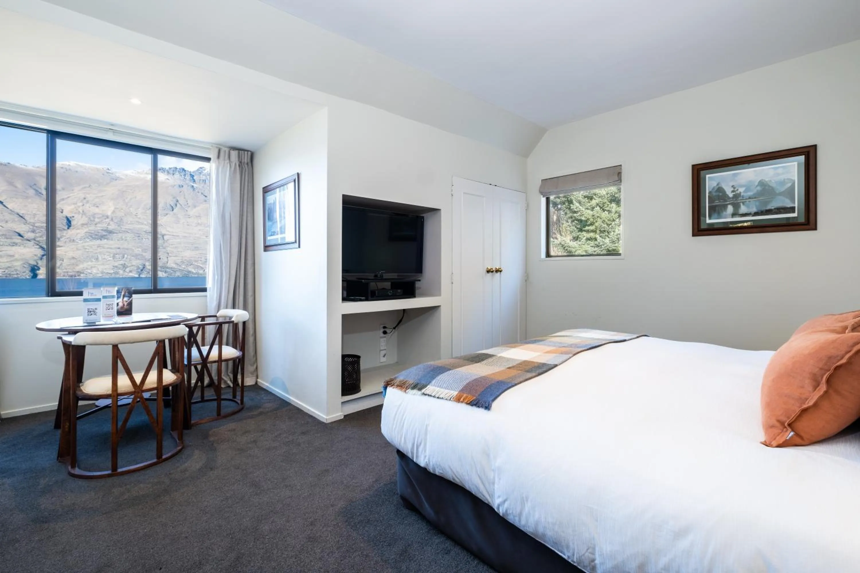 Bedroom, Bed in Hidden Lodge Queenstown