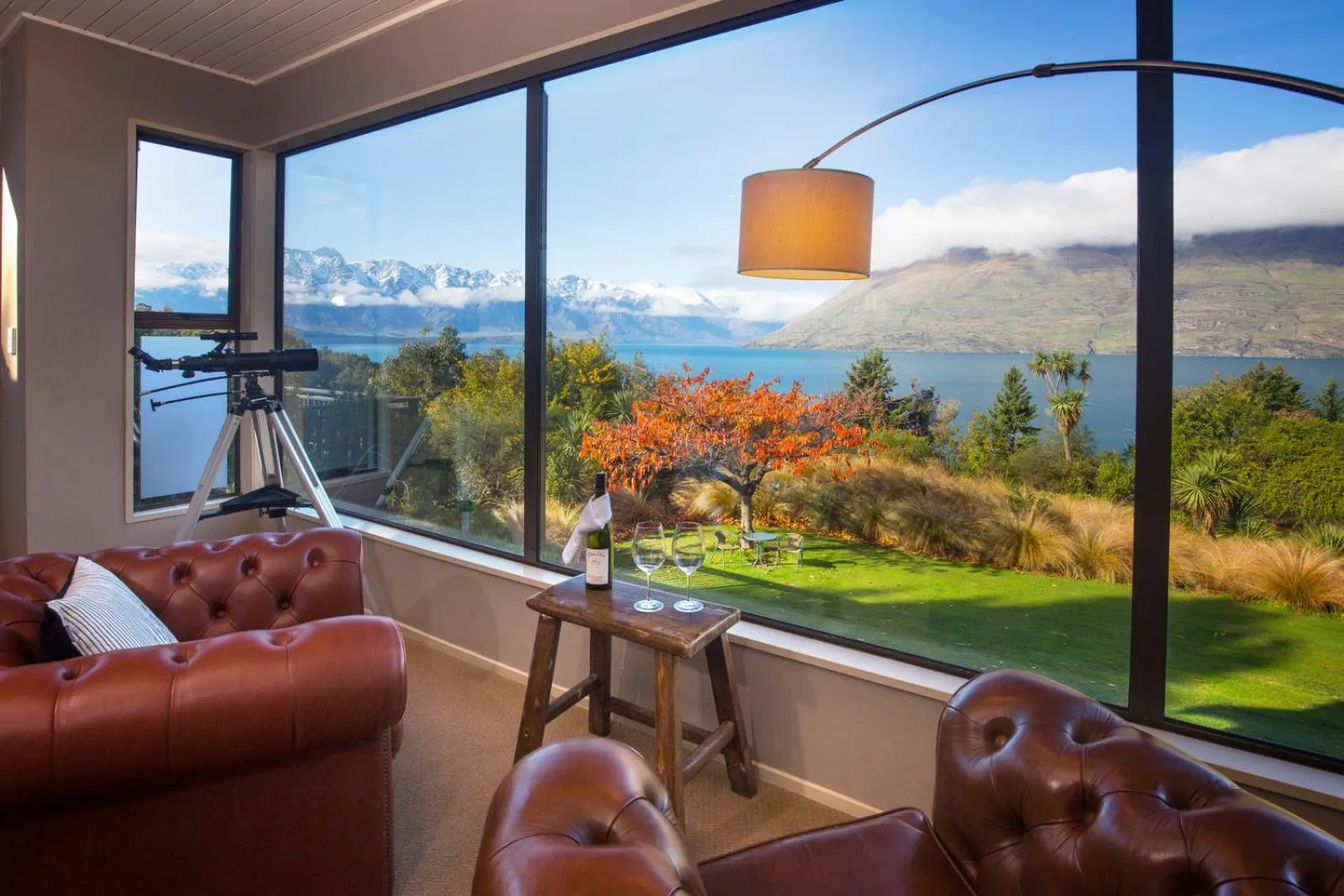 Communal lounge/ TV room in Hidden Lodge Queenstown