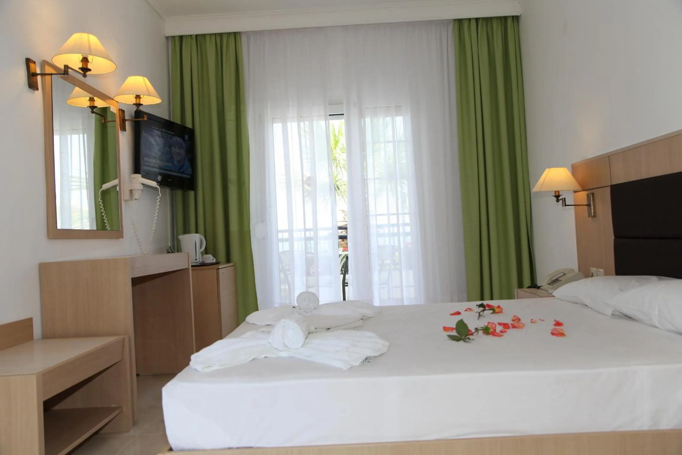 Photo of the whole room, Bed in Halkidiki Palace