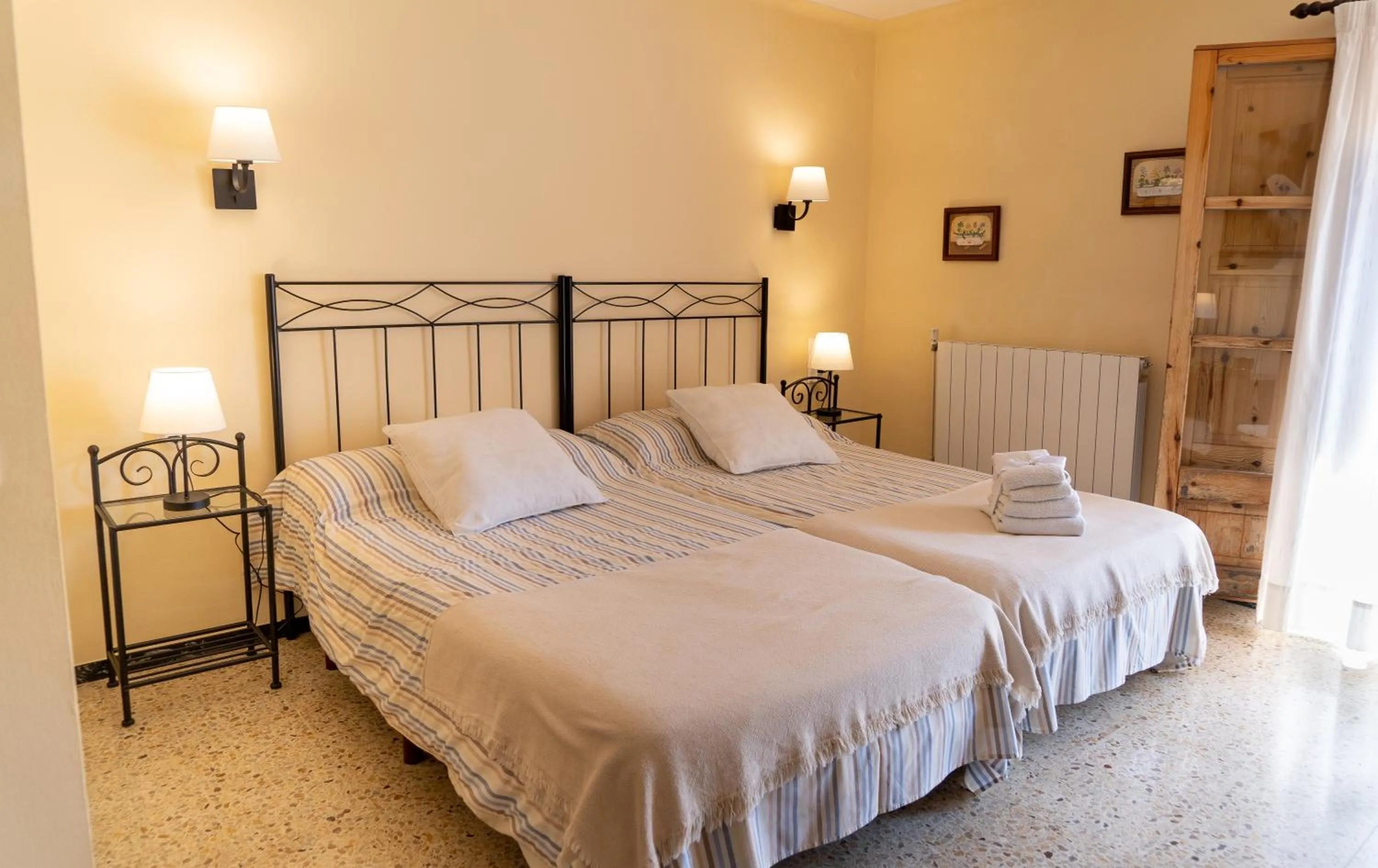 Photo of the whole room, Bed in Can Rosich