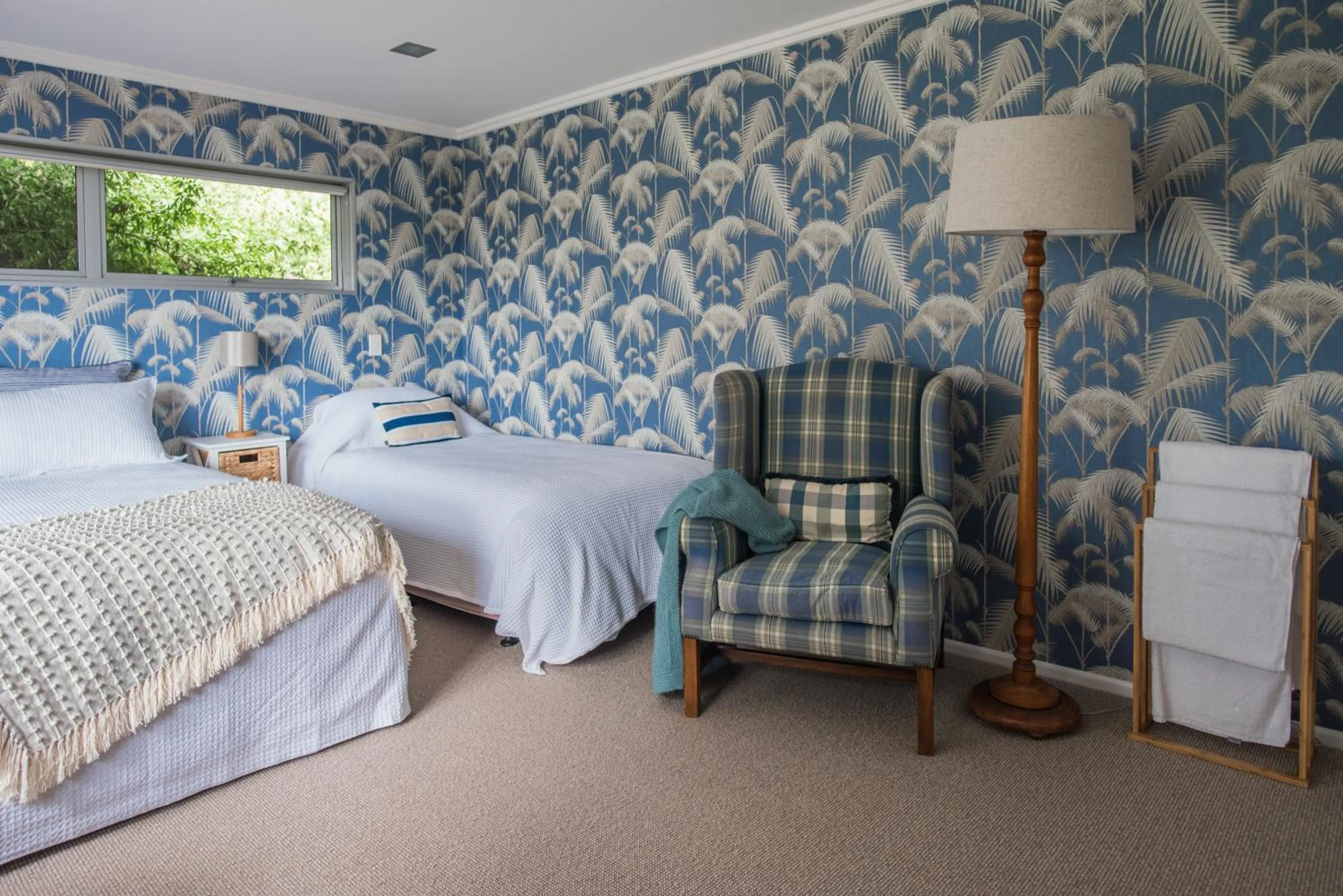 Seating area, Bed in Seahurst Apartment