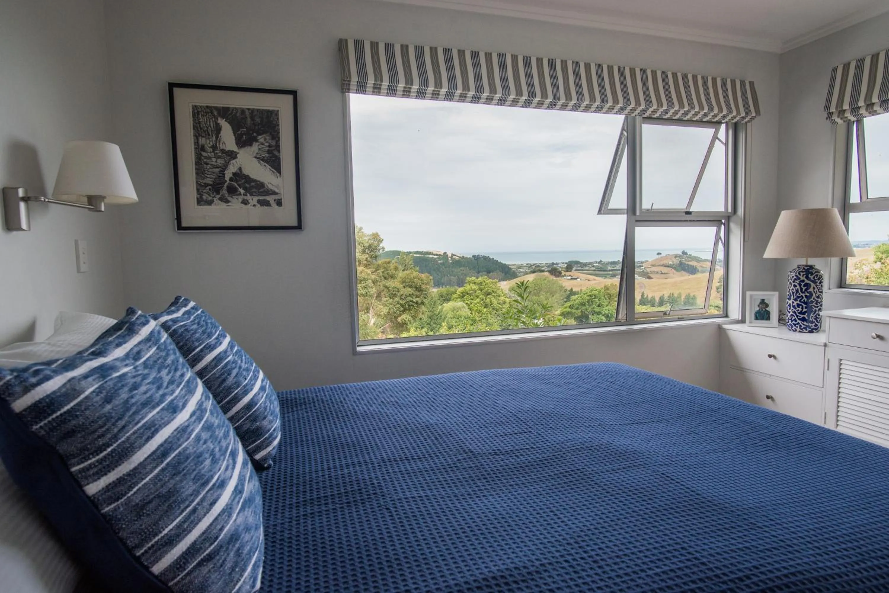 Shower, Bed in Seahurst Apartment