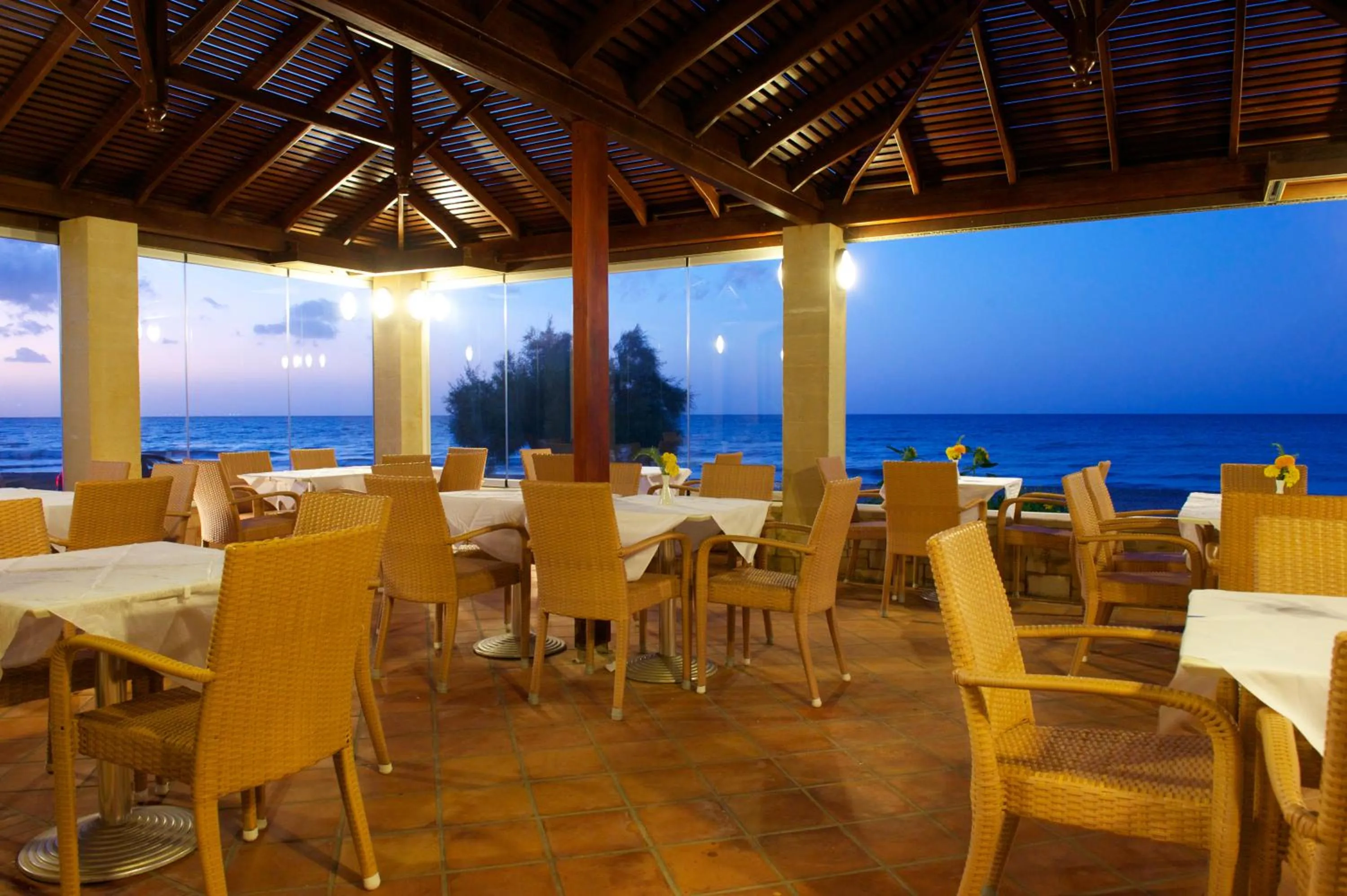 Restaurant/places to eat in Silver Beach Hotel & Apartments