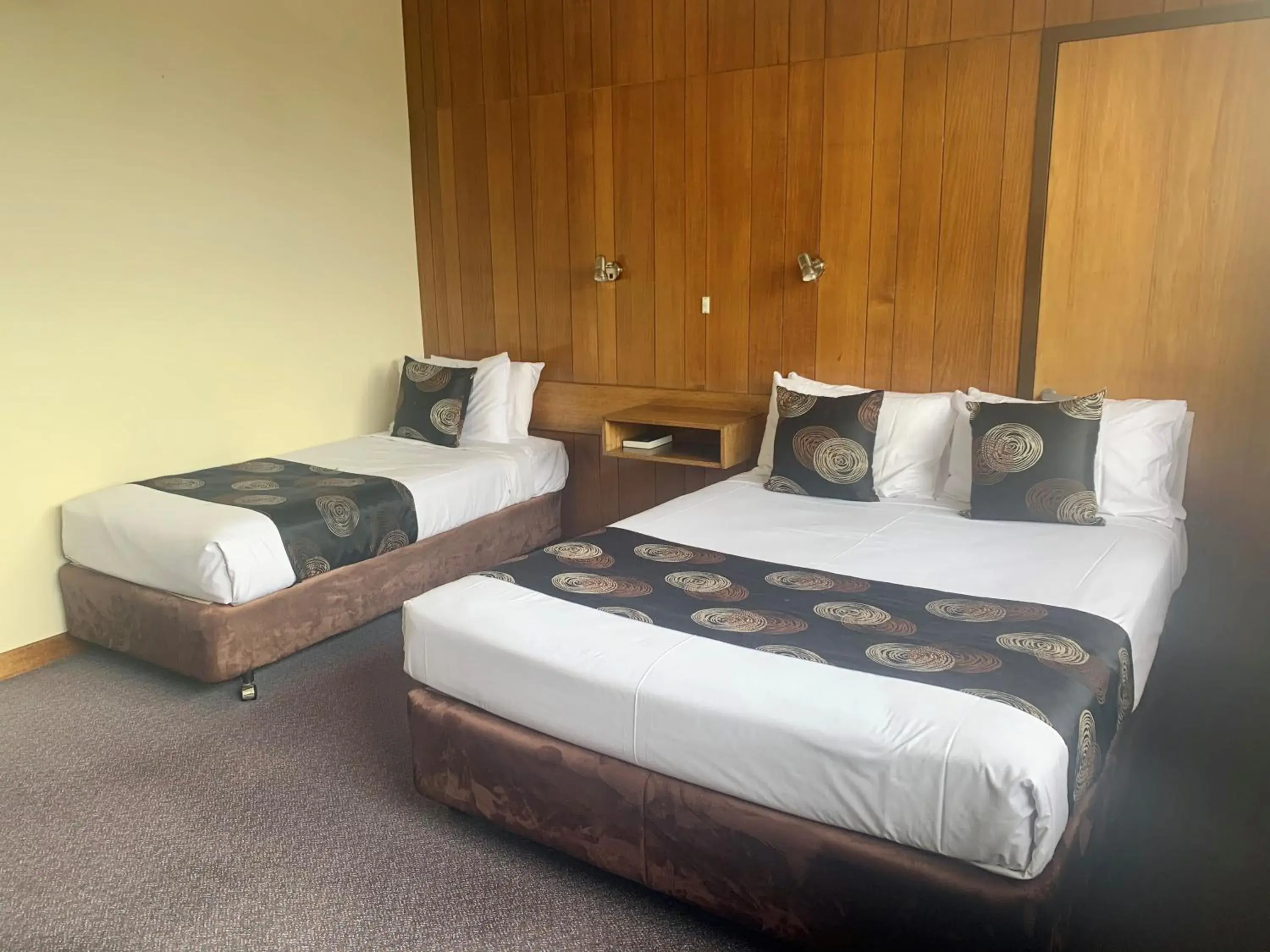 Budget Triple Room in Black Buffalo Budget Triple Room in Black Buffalo