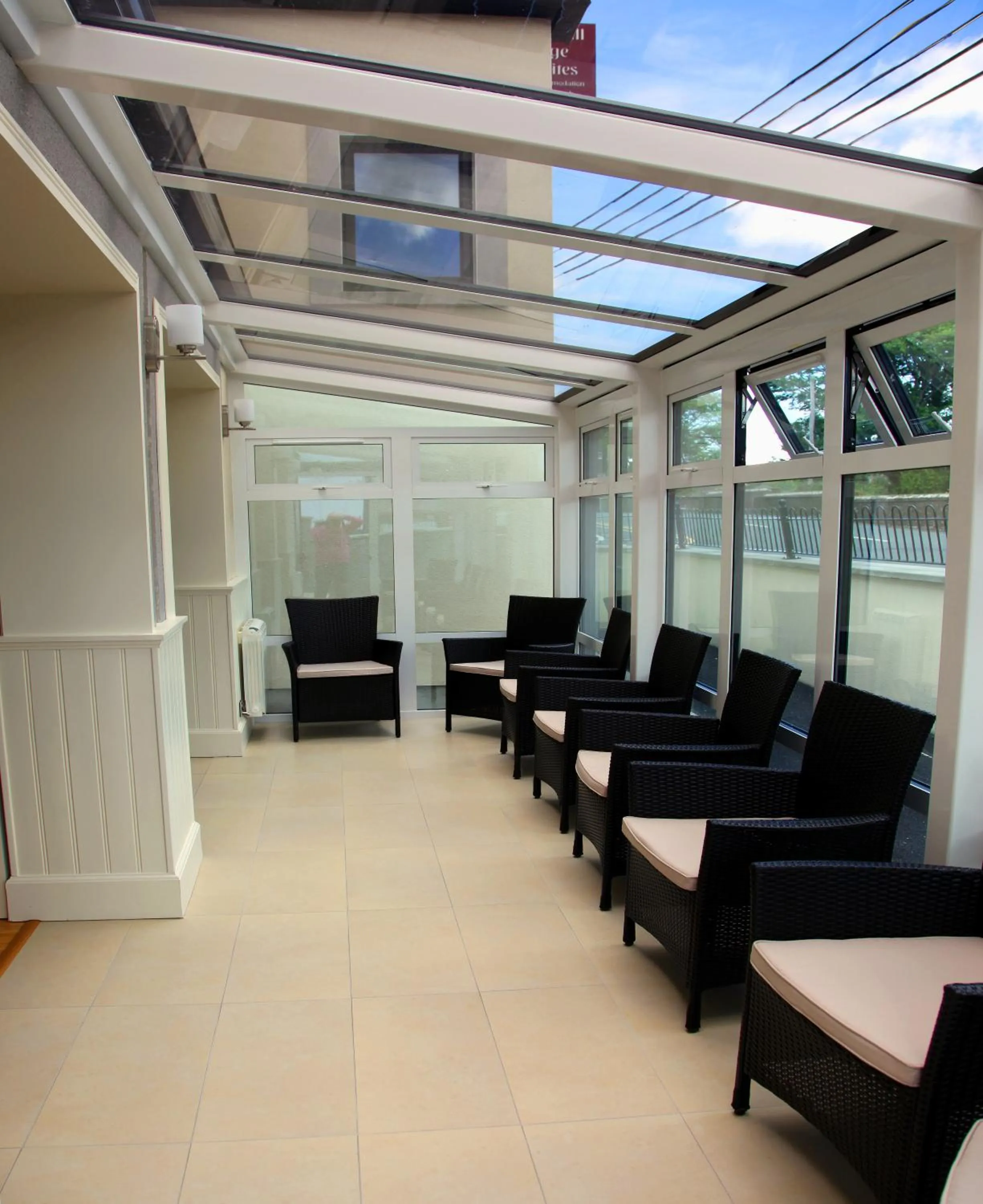 Communal lounge/ TV room in Strandhill Lodge and Suites Boutique Hotel