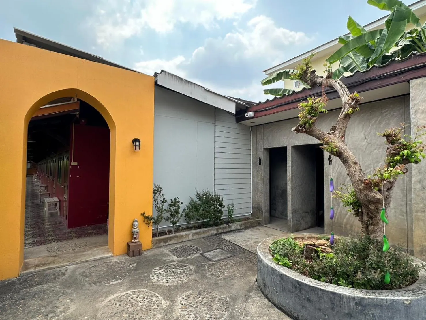 Facade/entrance in Baan Ma Feung GuestHouse