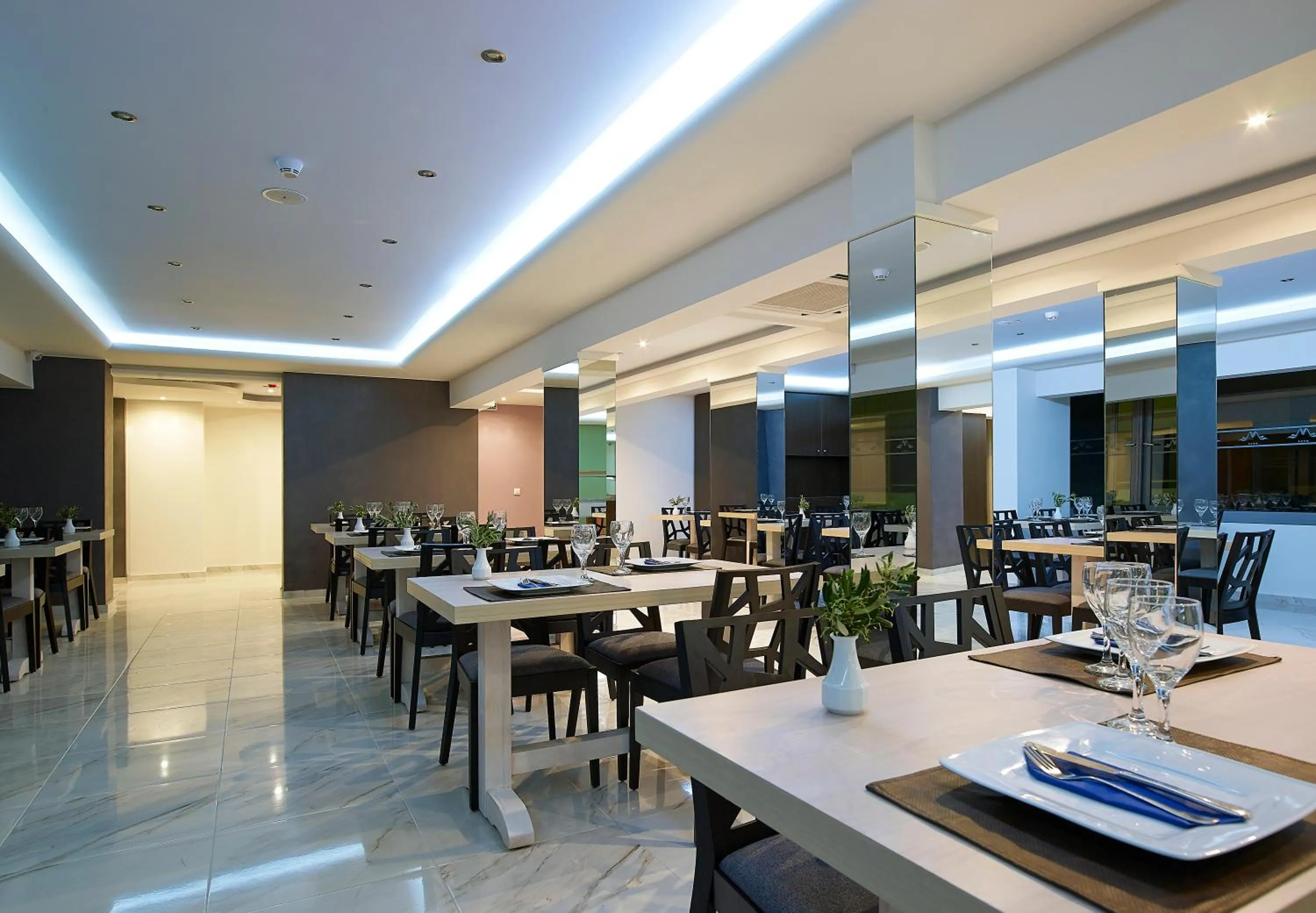 Restaurant/places to eat in Mistral Bay Hotel