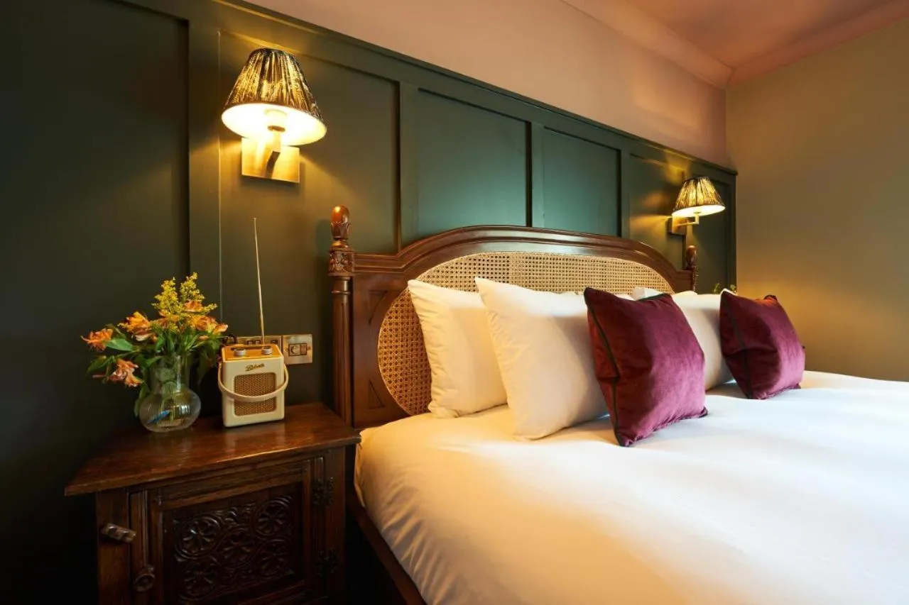 Photo of the whole room, Bed in The Wellington Hotel