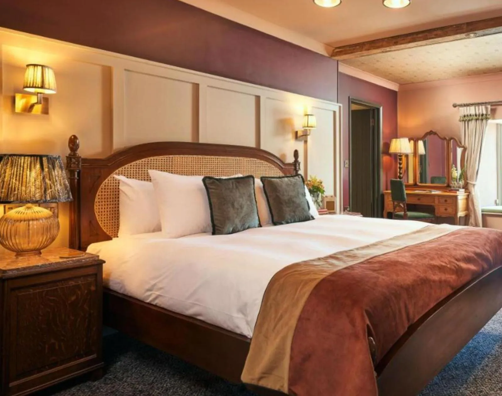 Photo of the whole room, Bed in The Wellington Hotel