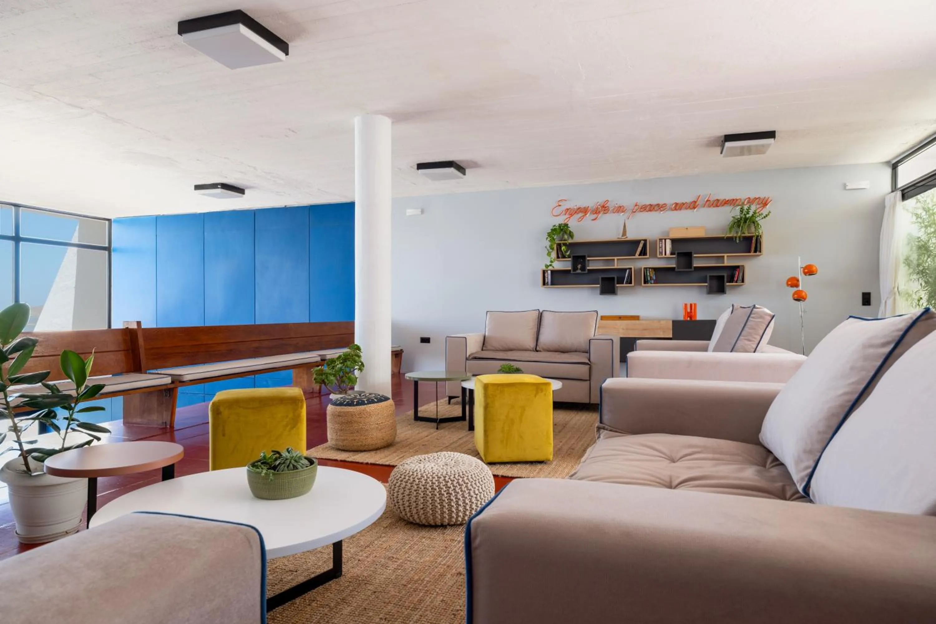 Communal lounge/ TV room in Hippocampus Hotel