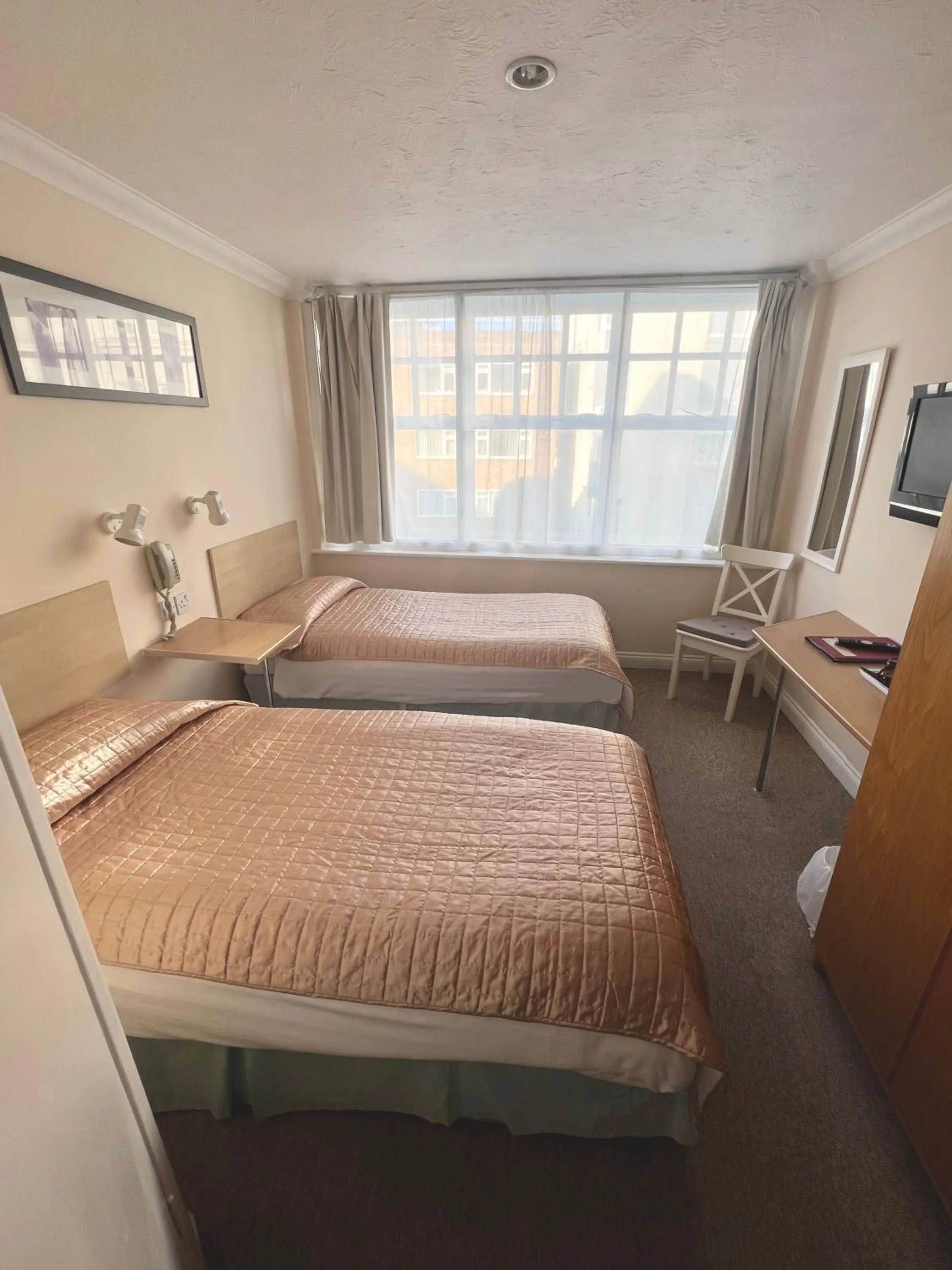 Communal lounge/ TV room, Bed in Eastbourne Riviera Hotel