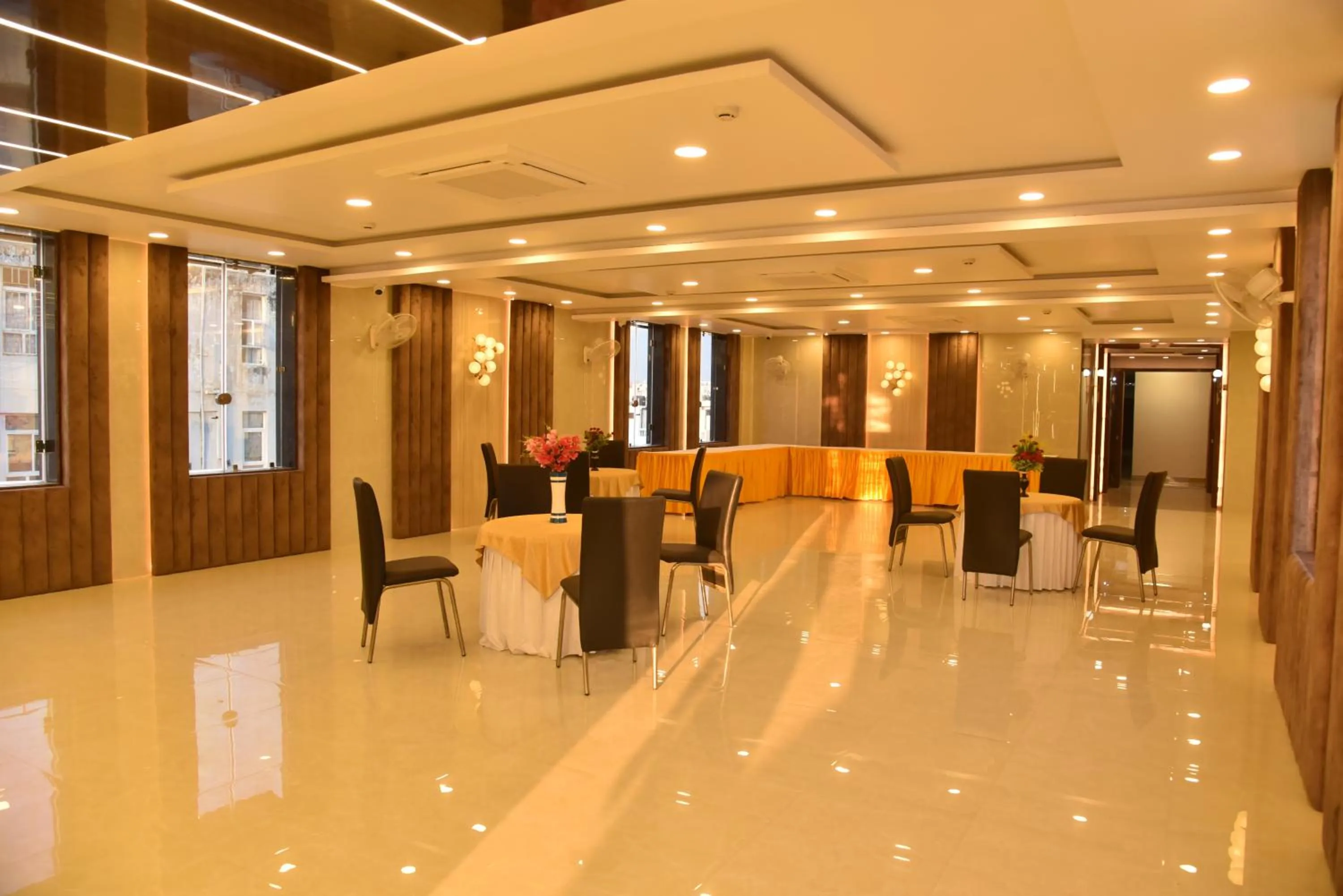 Restaurant/places to eat in Hotel Nexus l Hotels In Charbagh Lucknow