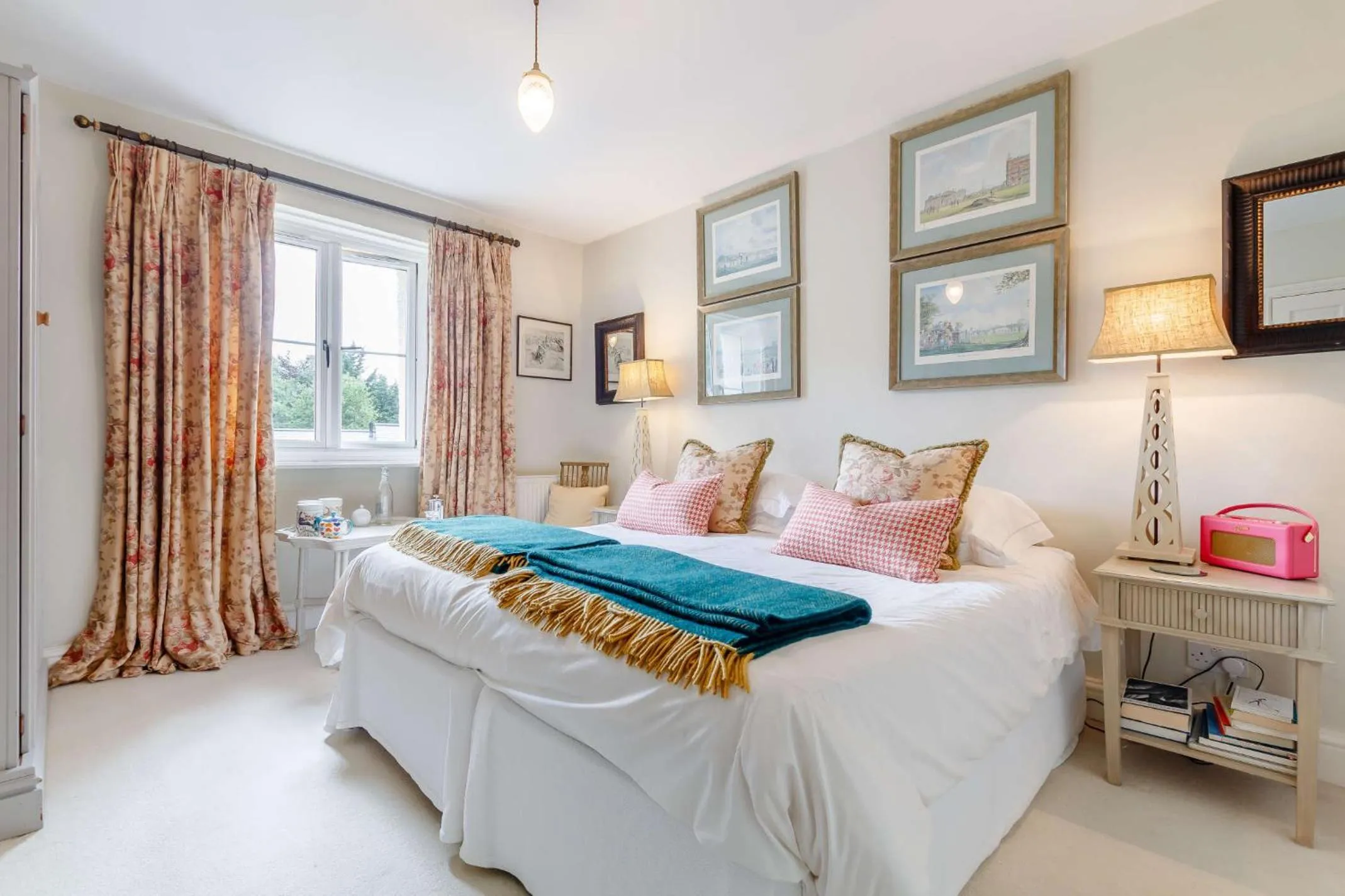 Photo of the whole room, Bed in Heron House