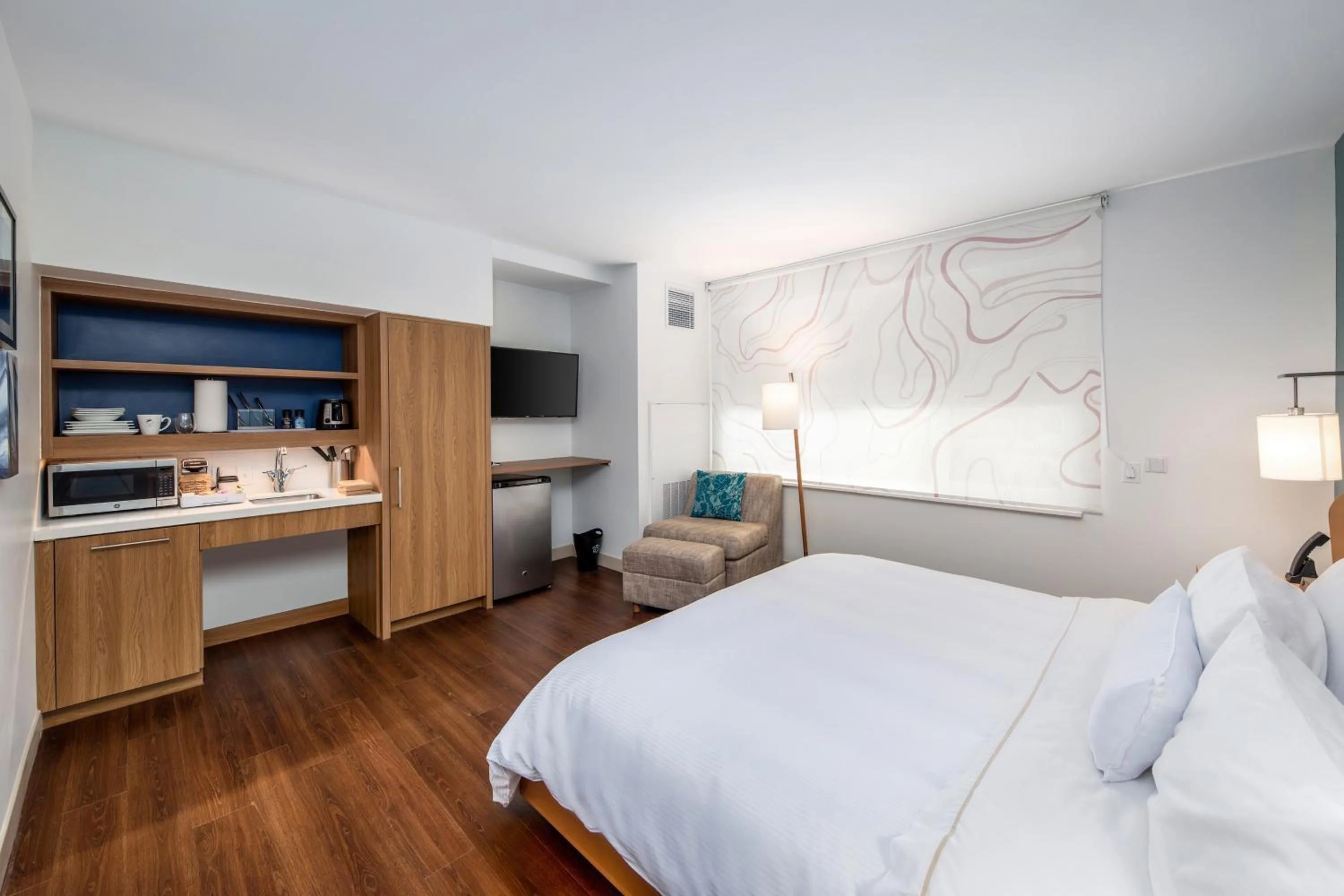 Photo of the whole room, Bed in Element Bentonville