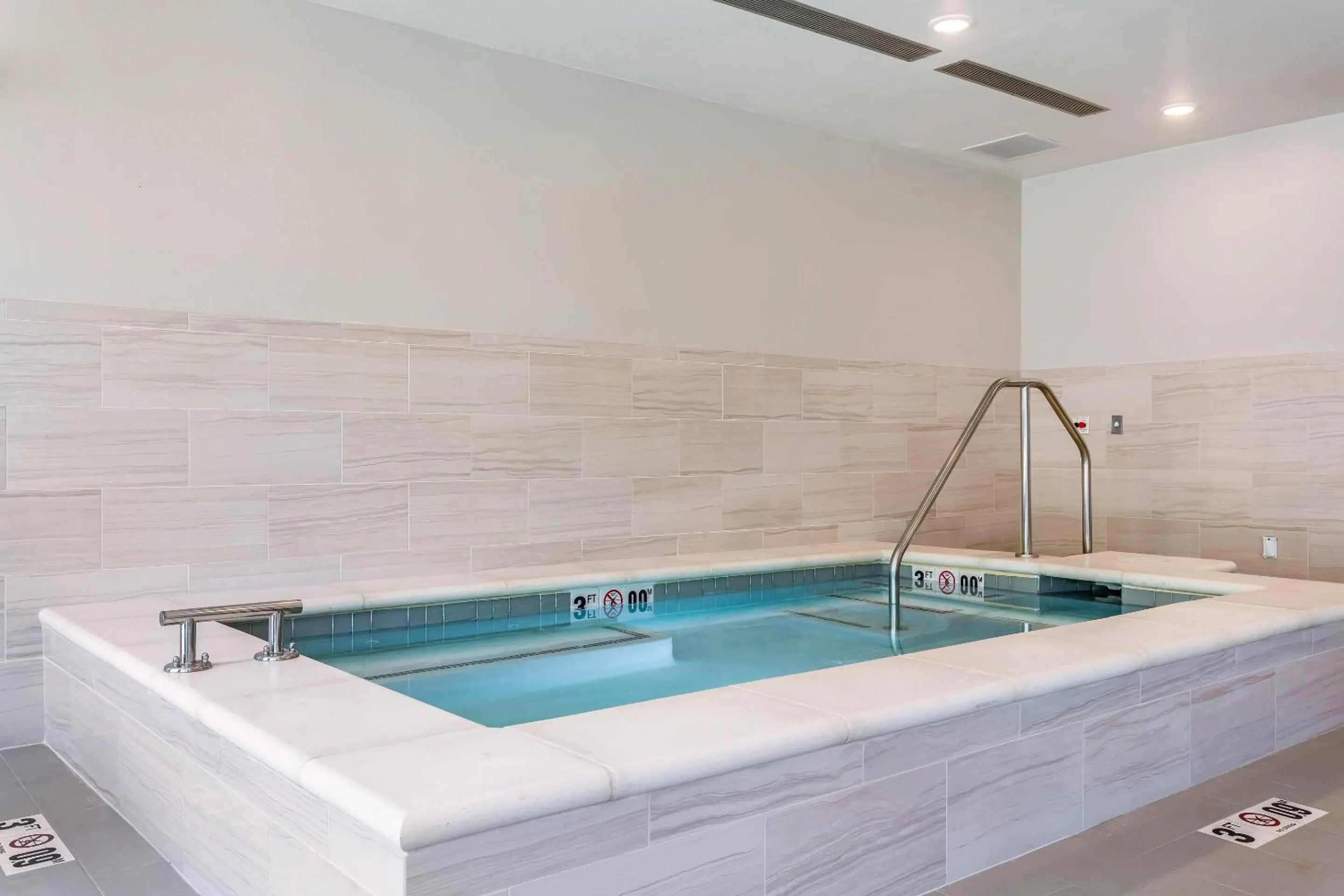 Swimming pool in Comfort Inn & Suites Salt Lake City Airport