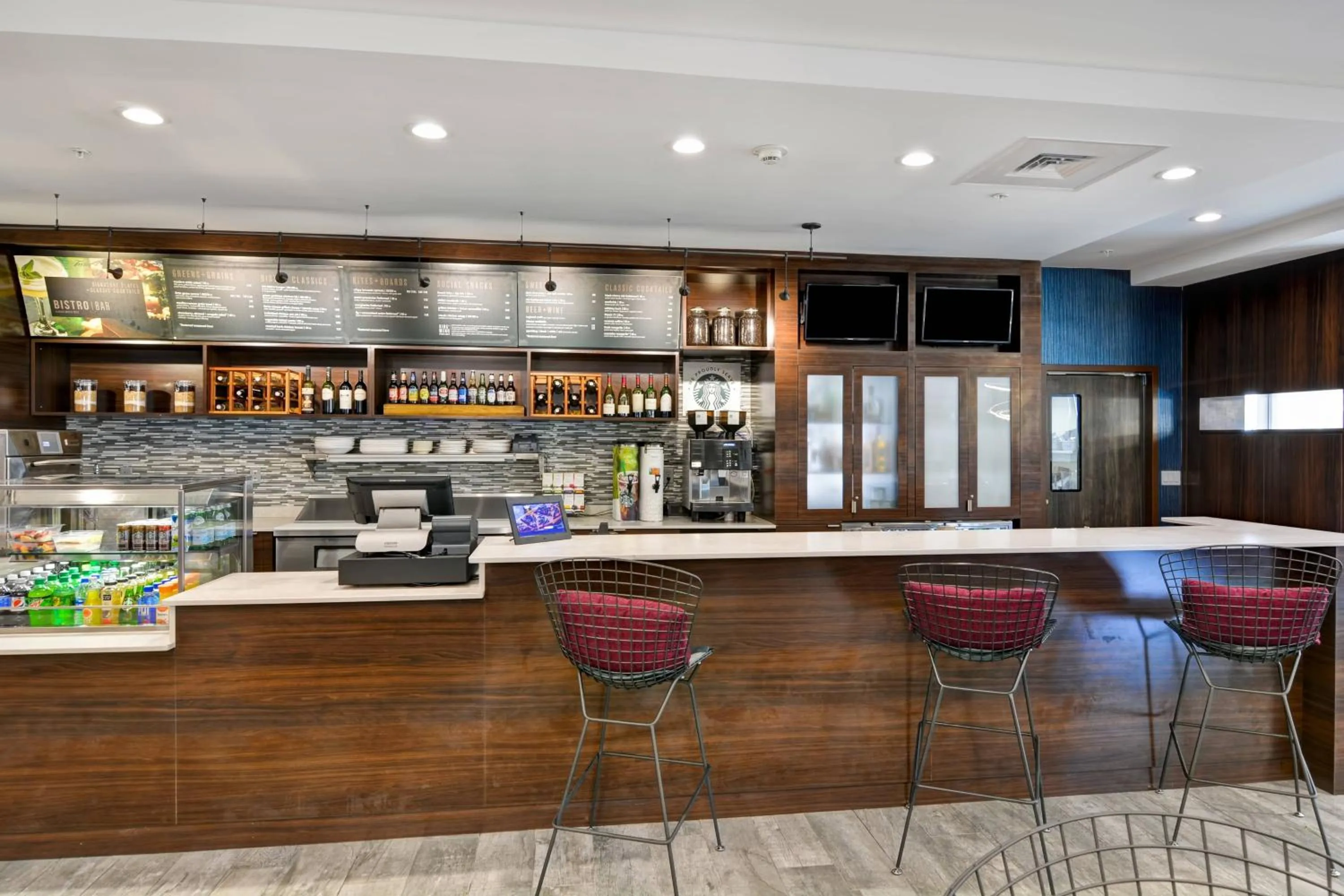 Restaurant/places to eat in Courtyard by Marriott Long Island Islip/Courthouse Complex