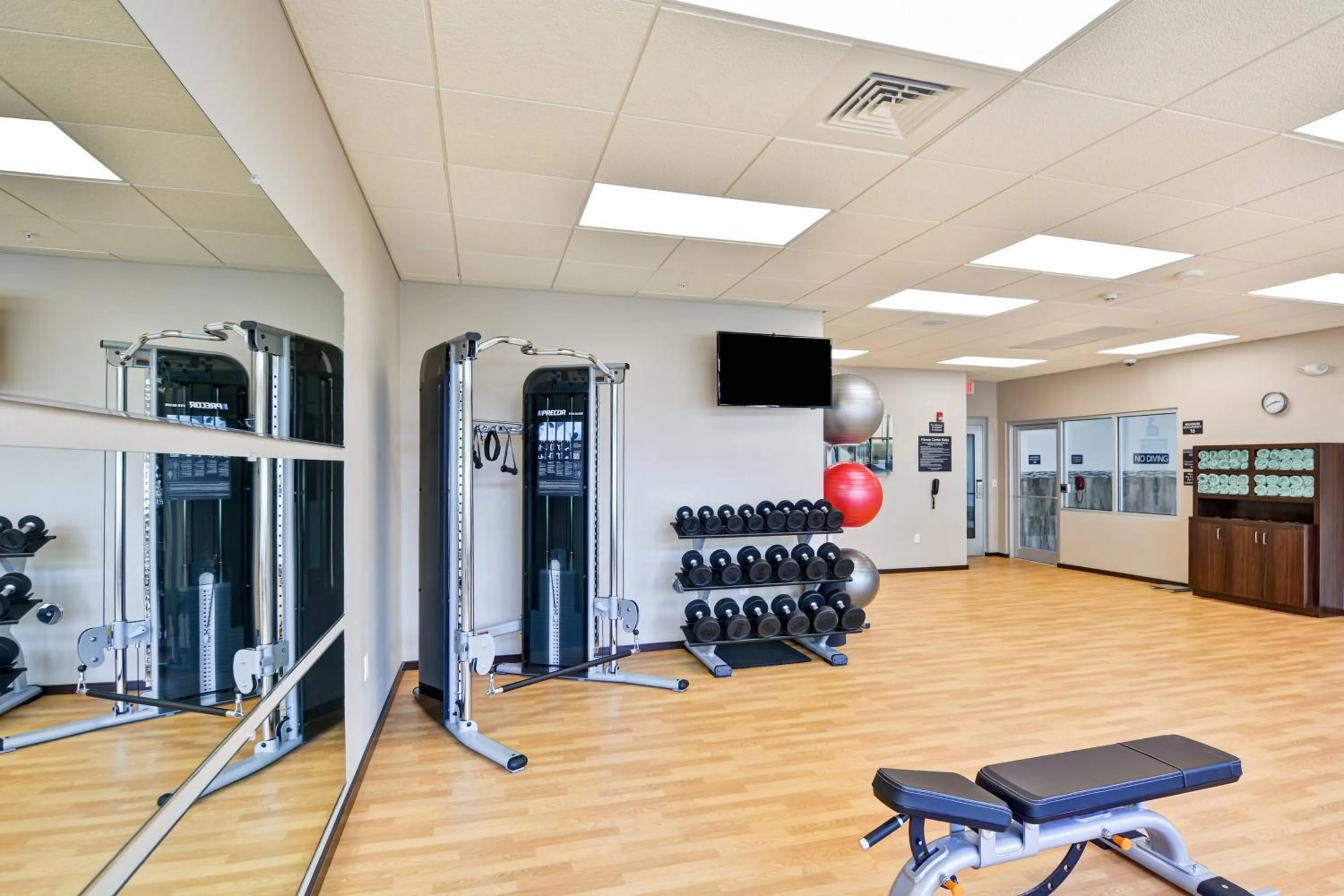 Fitness centre/facilities in Courtyard by Marriott Long Island Islip/Courthouse Complex