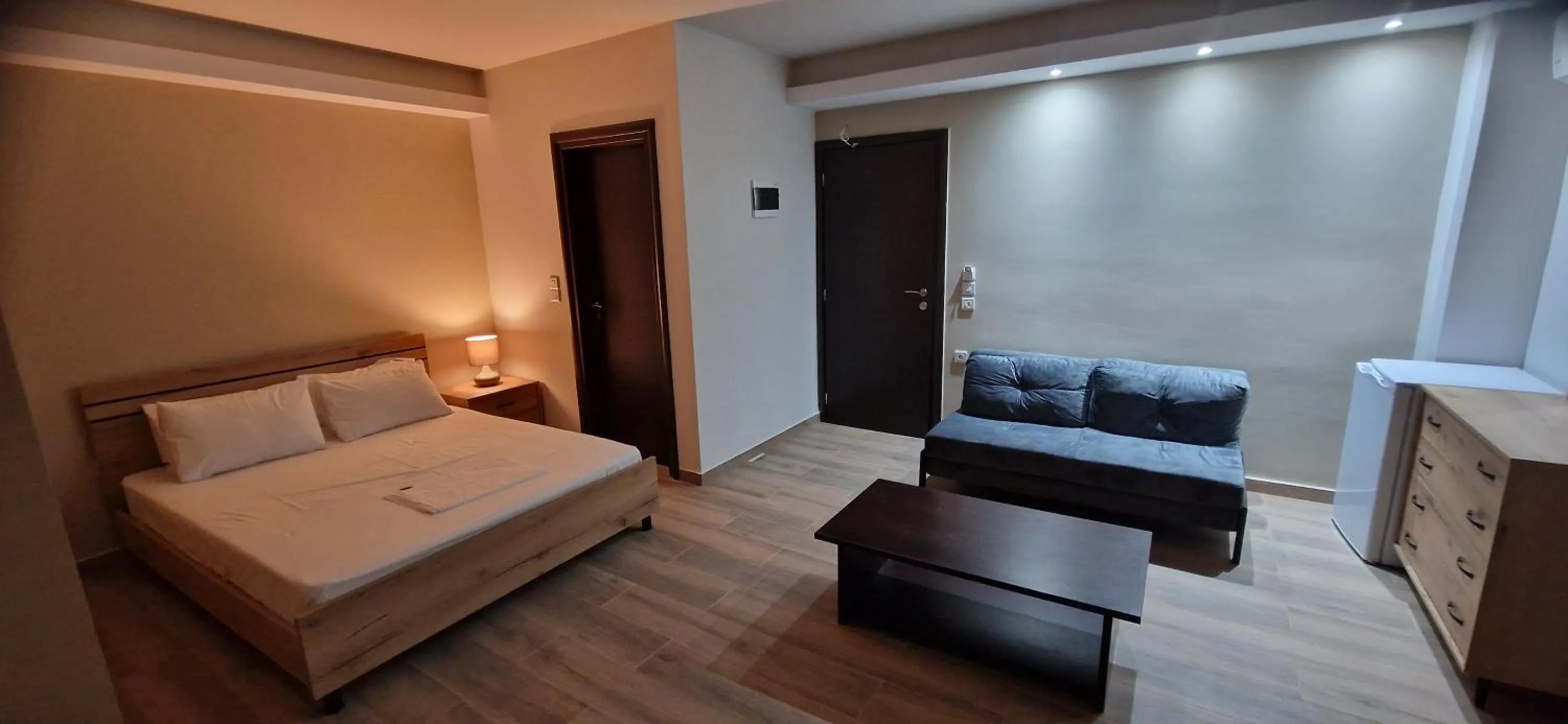 Seating area, Bed in Hotel Antirriο