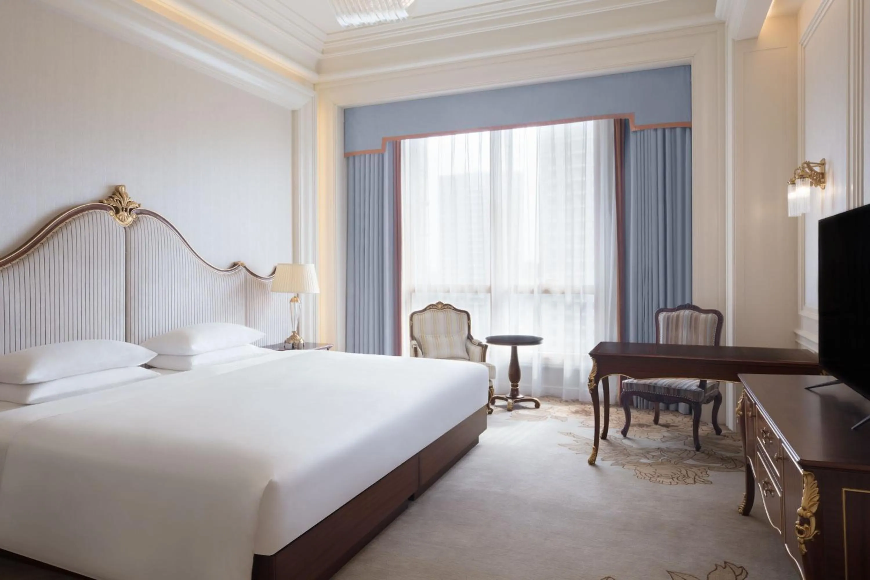 Photo of the whole room, Bed in Delta Hotels by Marriott Shanghai Baoshan