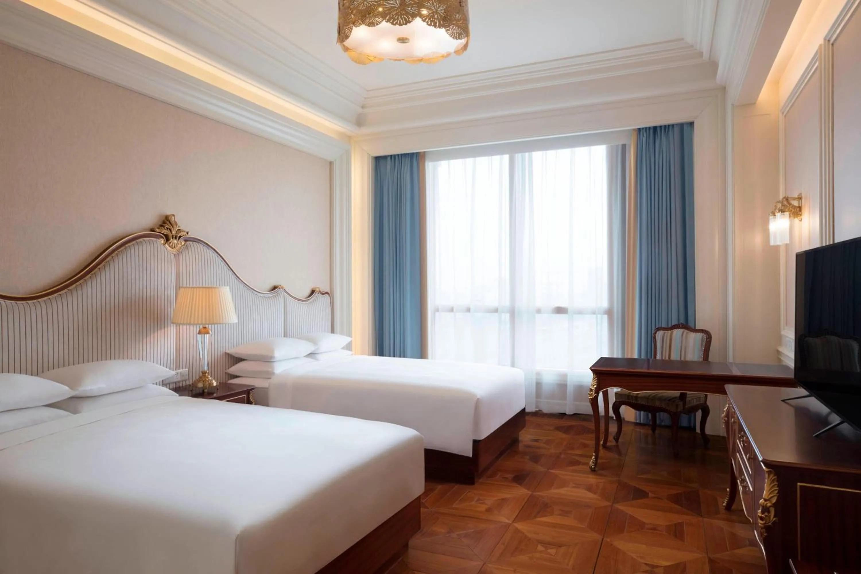 Photo of the whole room, Bed in Delta Hotels by Marriott Shanghai Baoshan