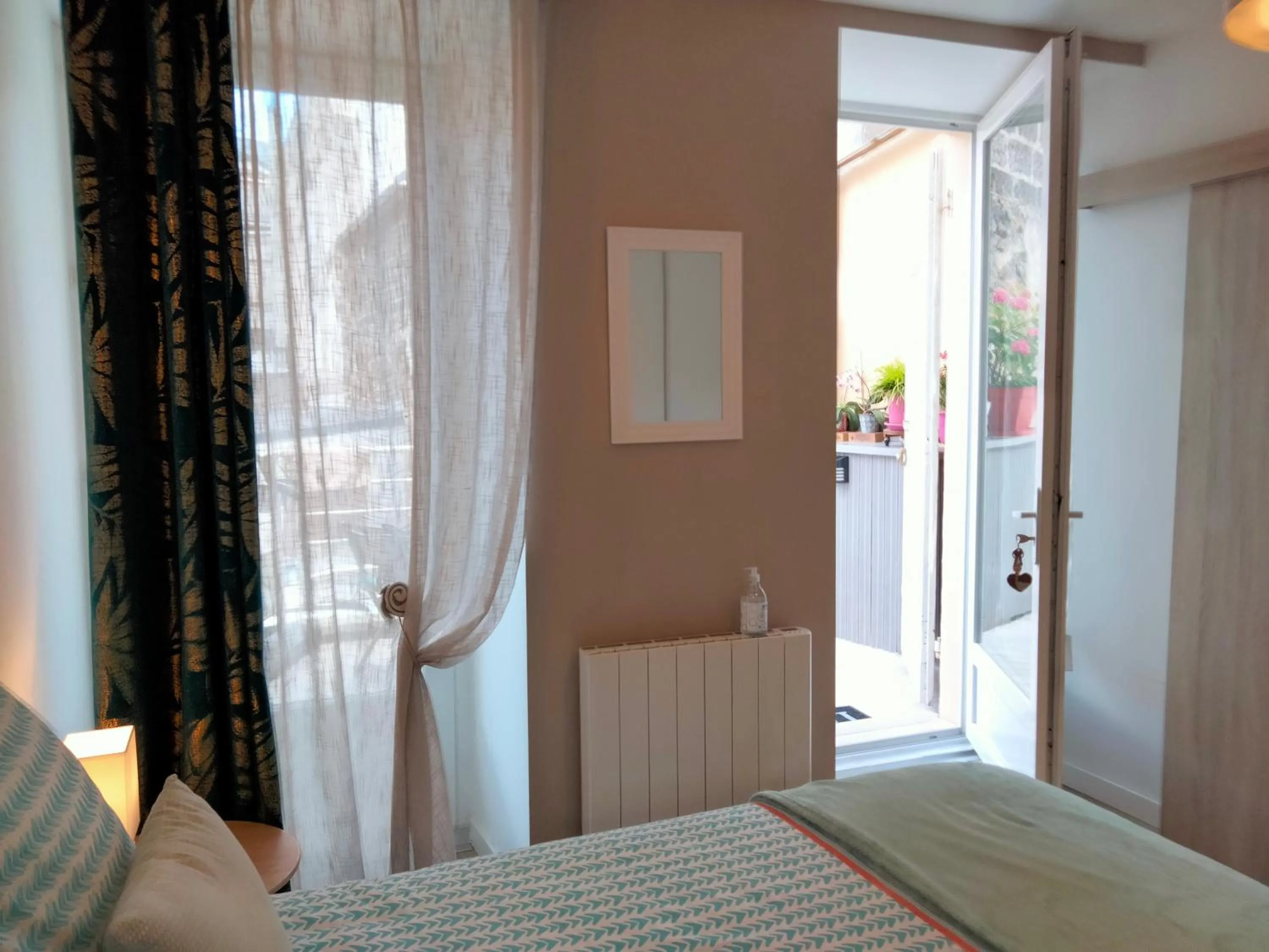 Photo of the whole room, Bed in Les Chambres Hautes d'Anastasia