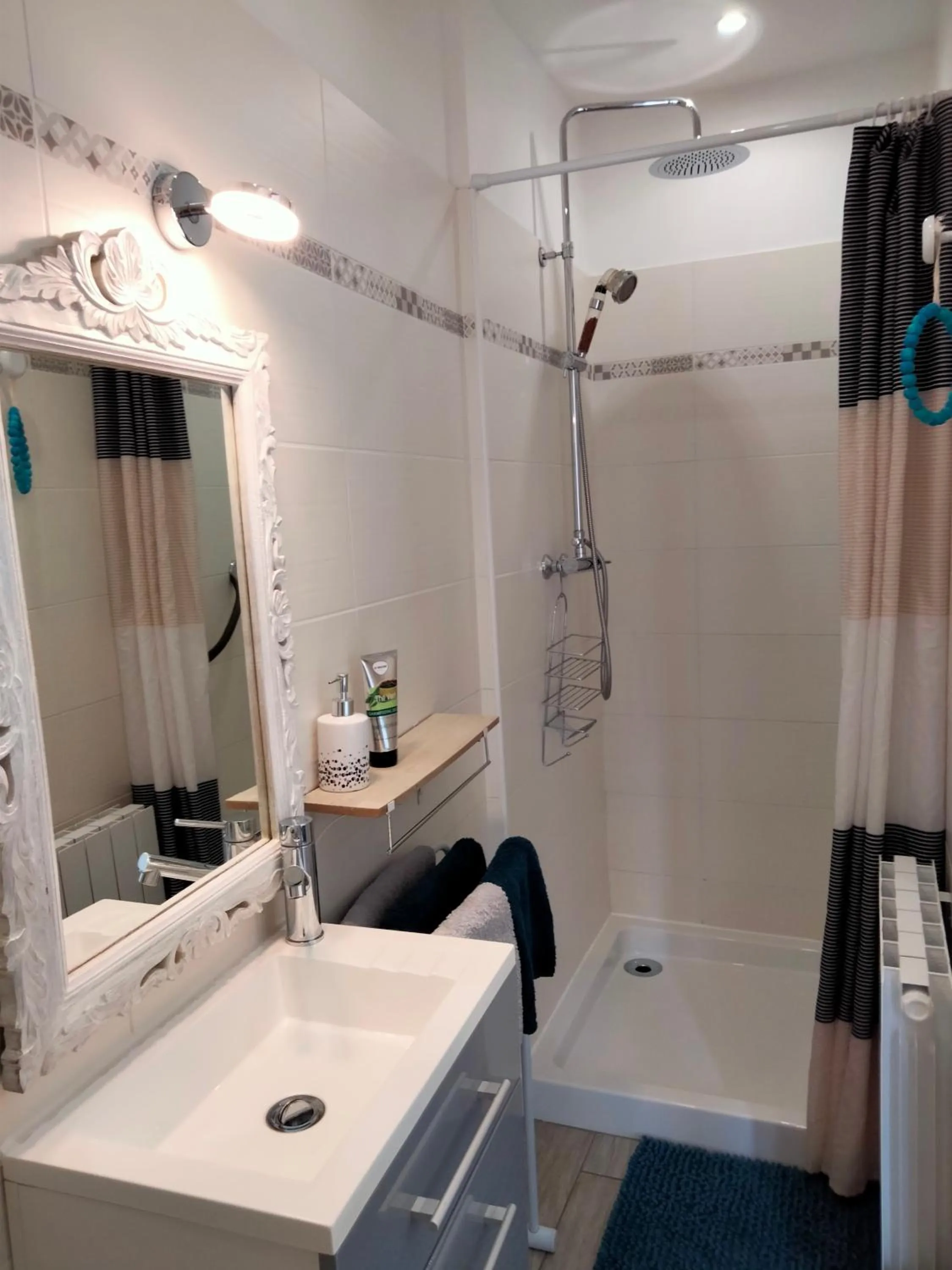 Property building in Les Chambres Hautes d'Anastasia