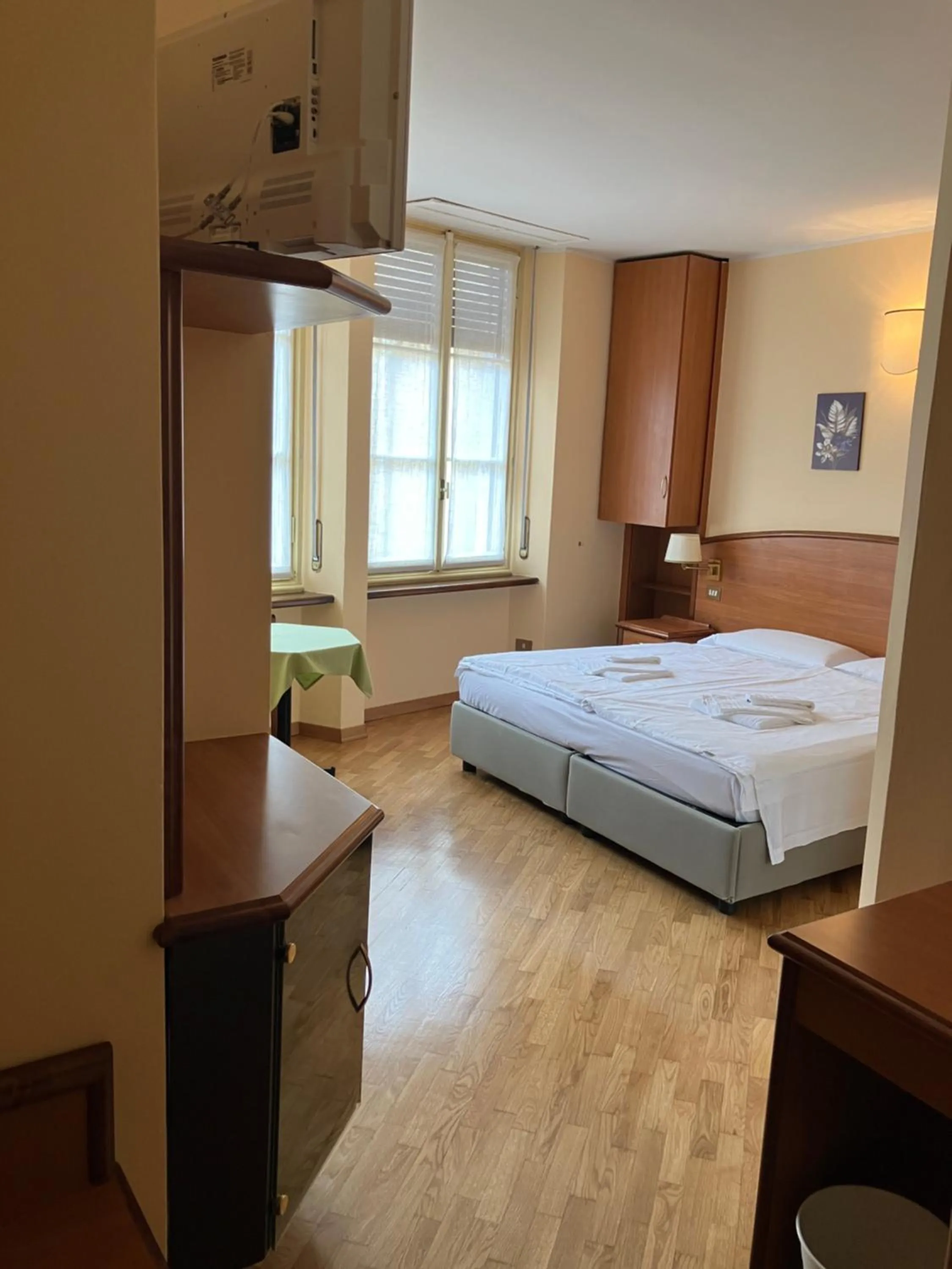 Bedroom, Bed in Hotel Saini with Air conditioning