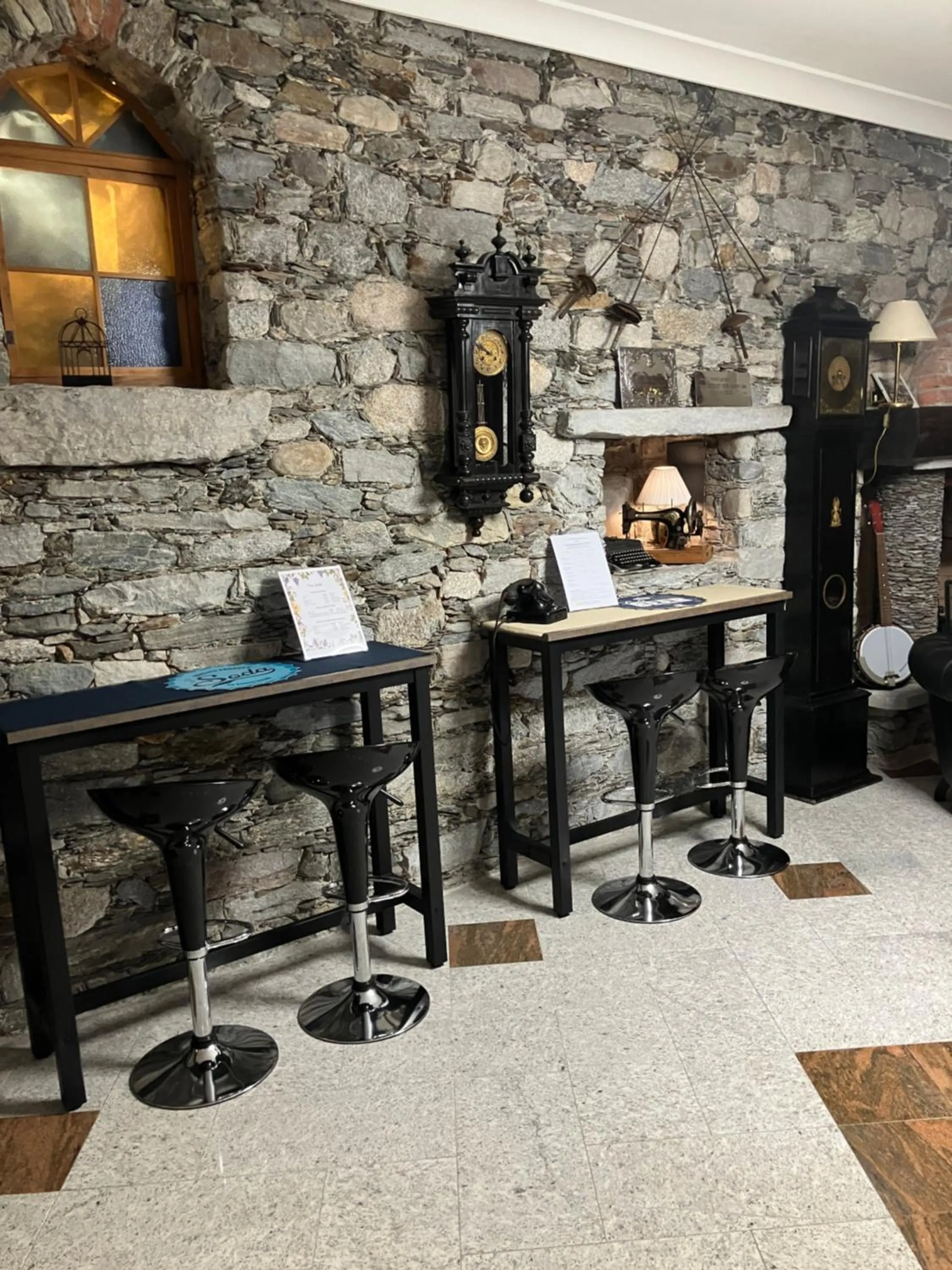 Restaurant/places to eat in Hotel Saini with Air conditioning