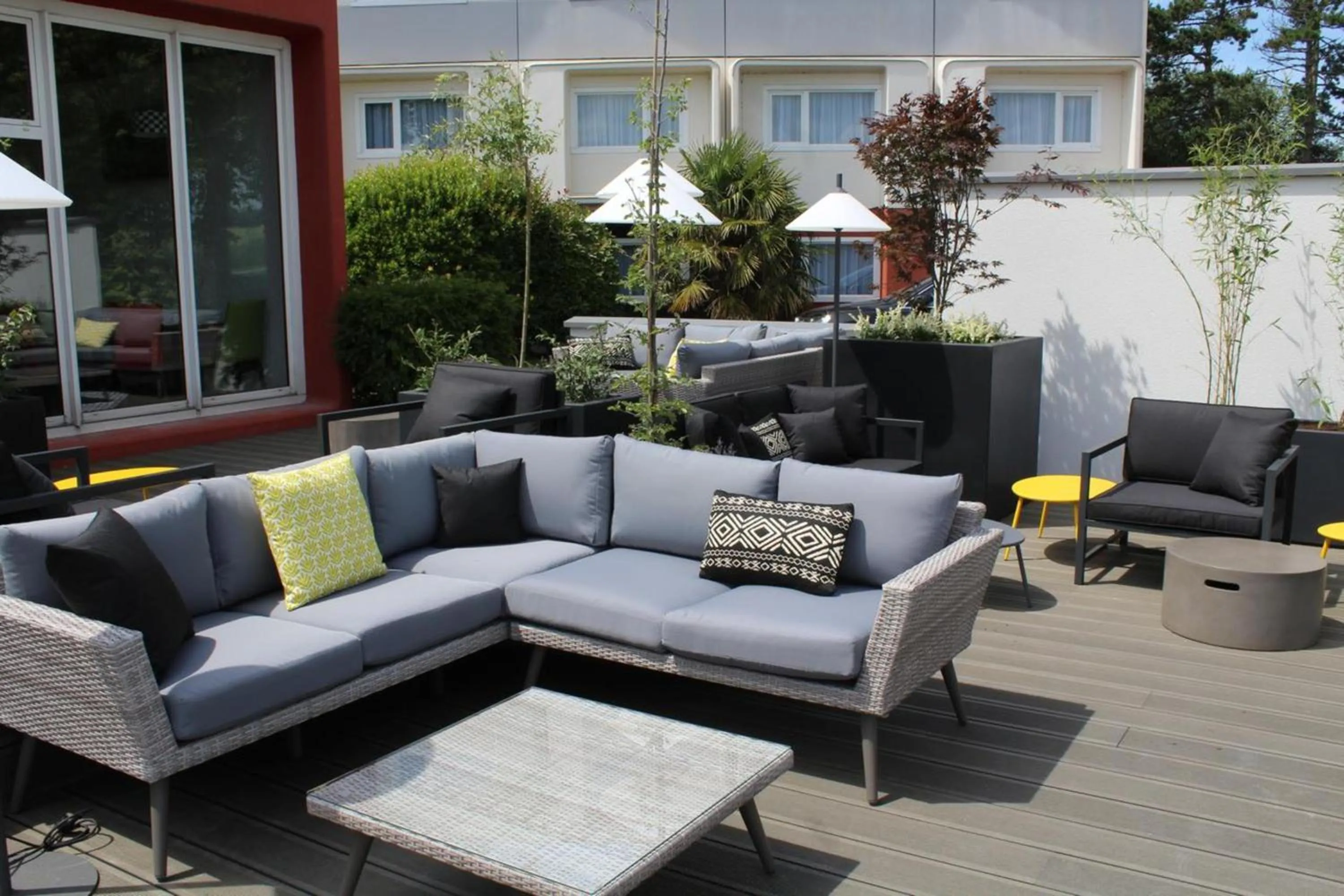 Patio in Golden Tulip Roissy Saint Witz