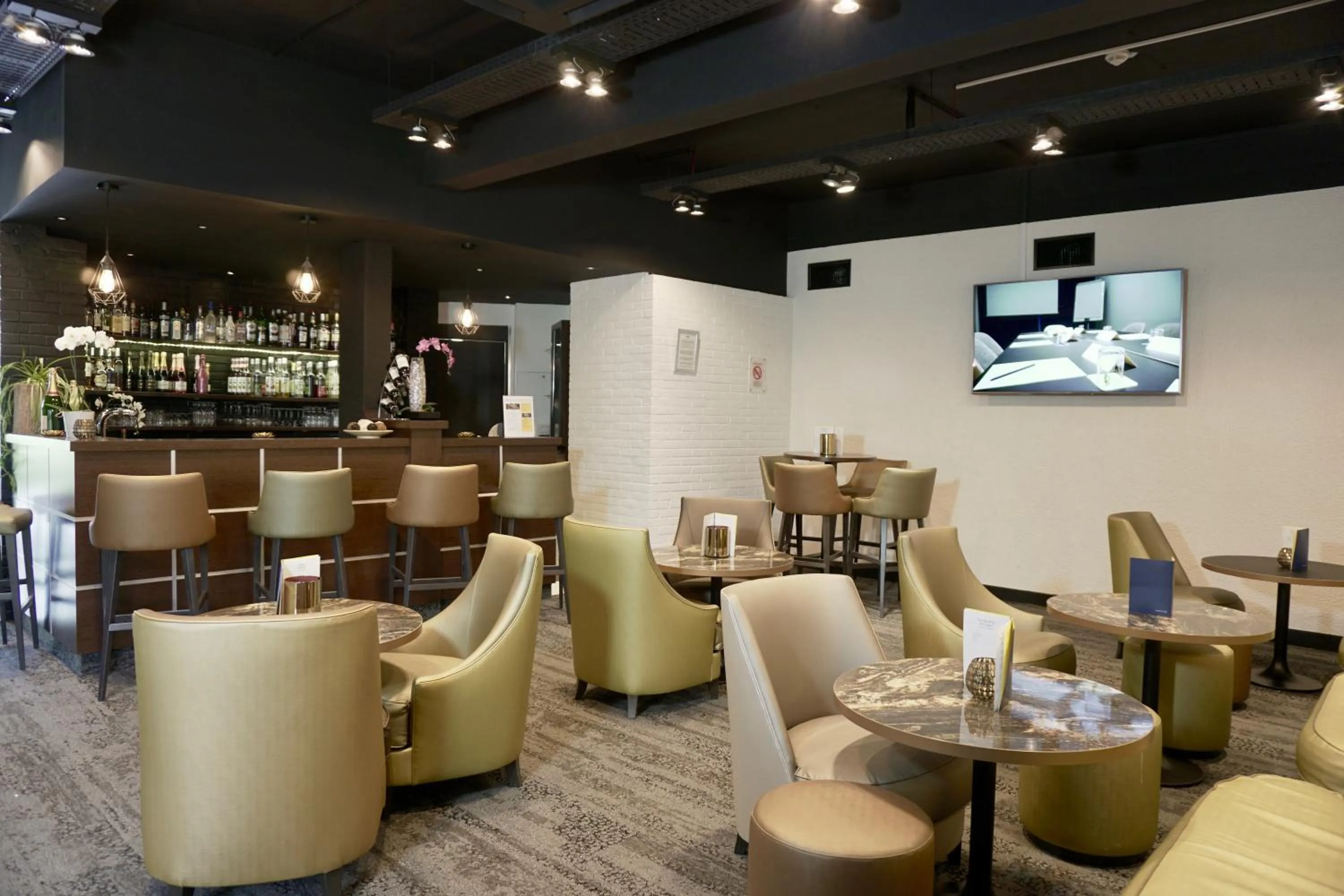 Communal lounge/ TV room in Golden Tulip Roissy Saint Witz