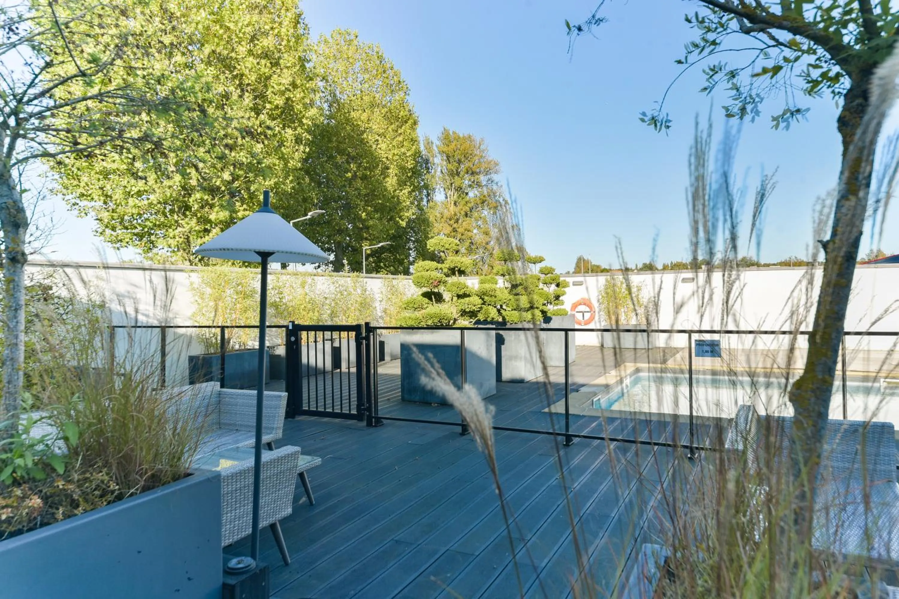 Swimming pool in Golden Tulip Roissy Saint Witz