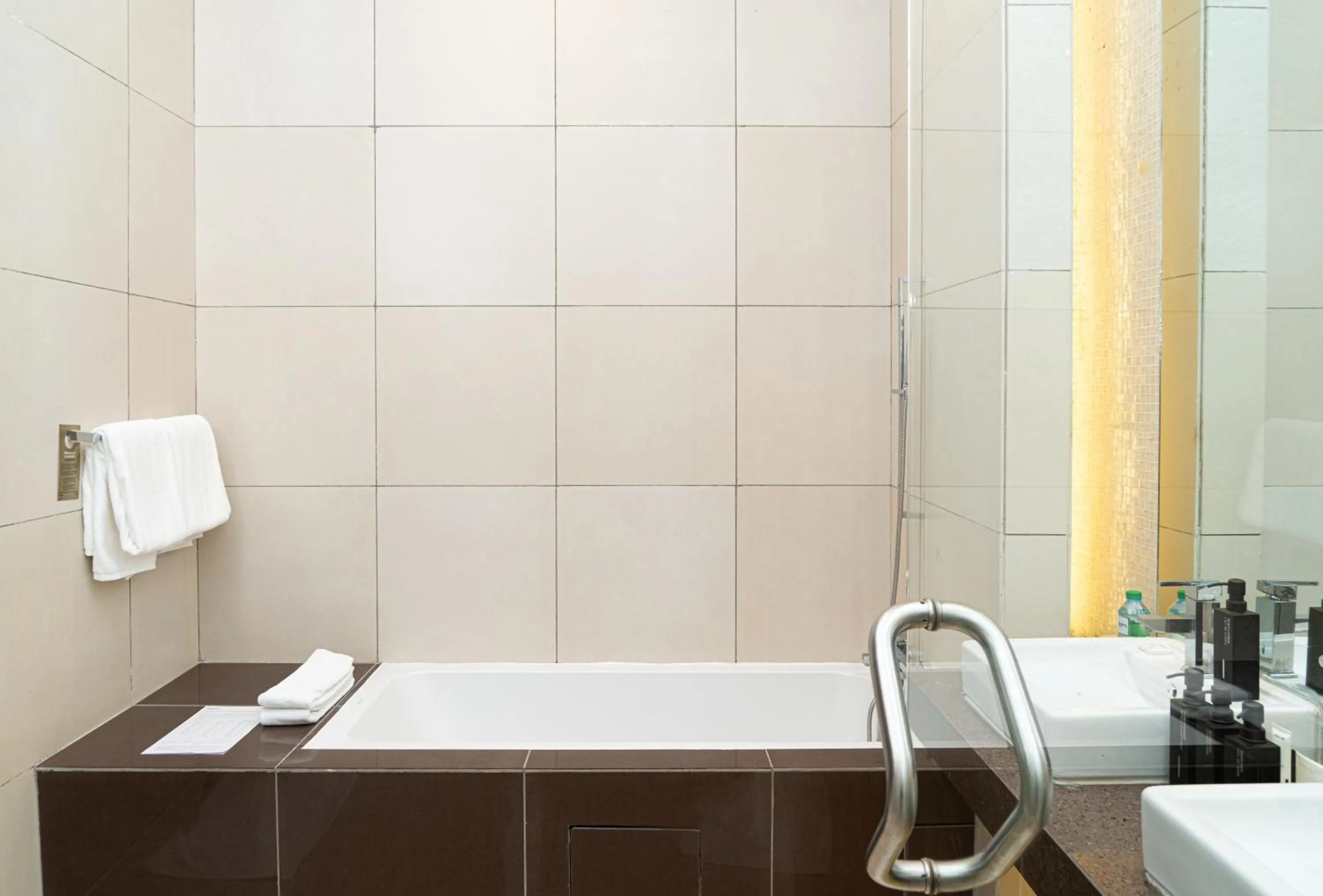 Bathroom in Noom Hotel Dakar Sea Plaza, a member of Radisson Individuals