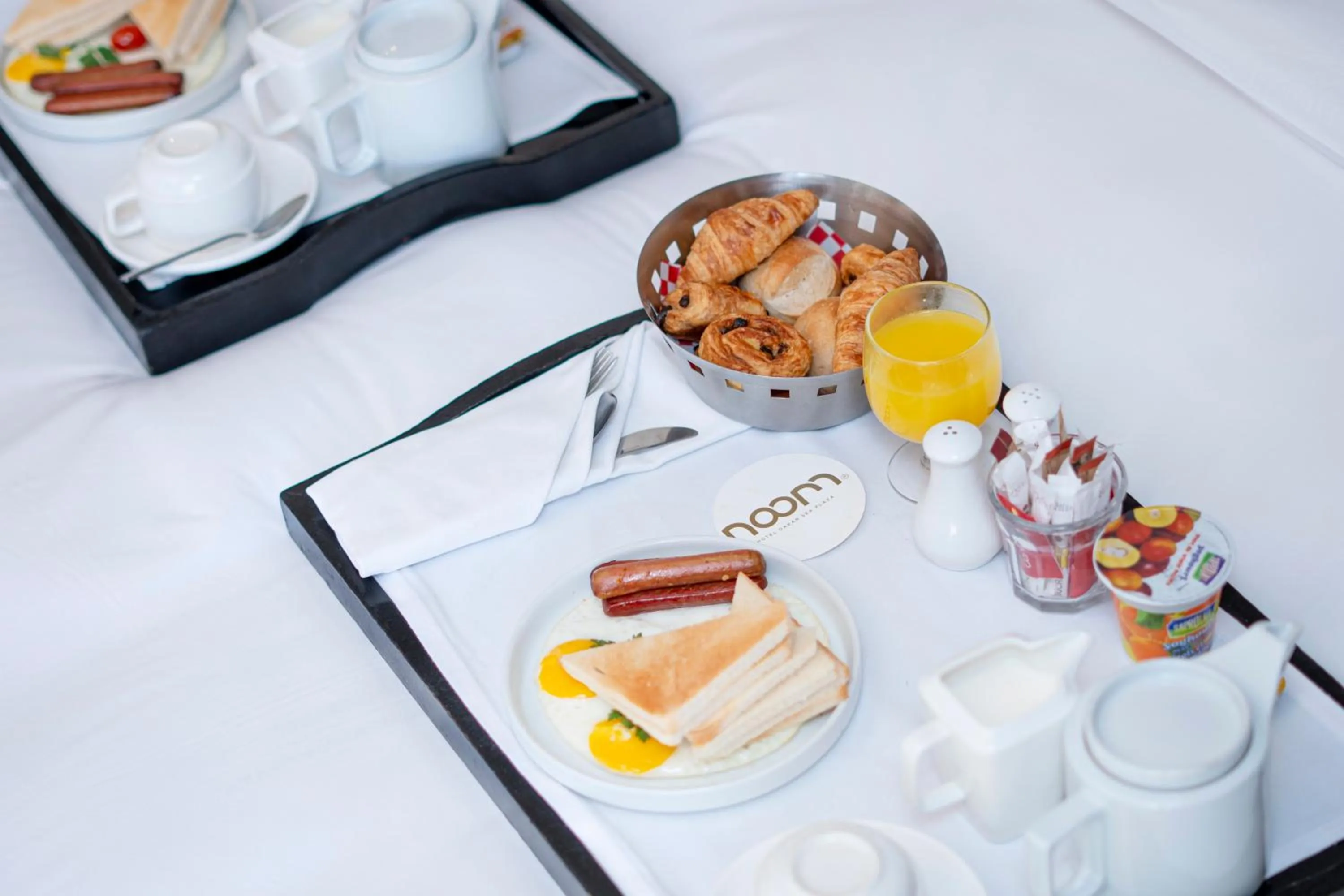 Food and drinks in Noom Hotel Dakar Sea Plaza, a member of Radisson Individuals