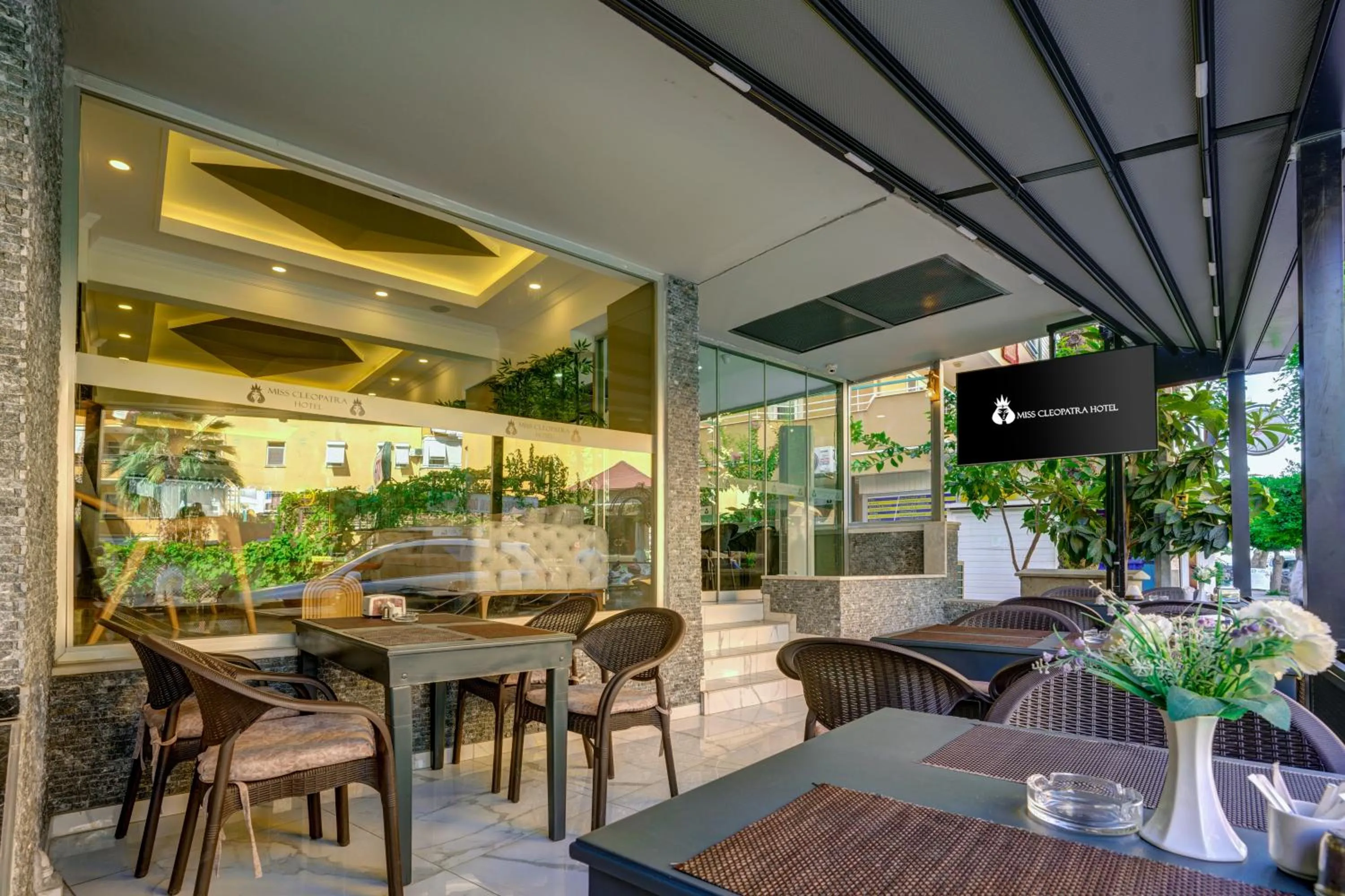 Restaurant/places to eat in Miss Cleopatra Hotel