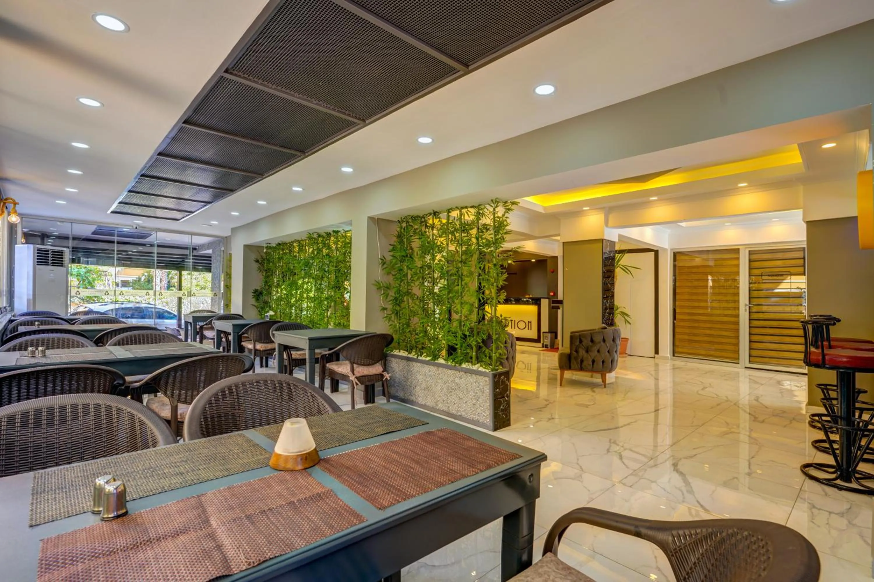 Restaurant/places to eat in Miss Cleopatra Hotel