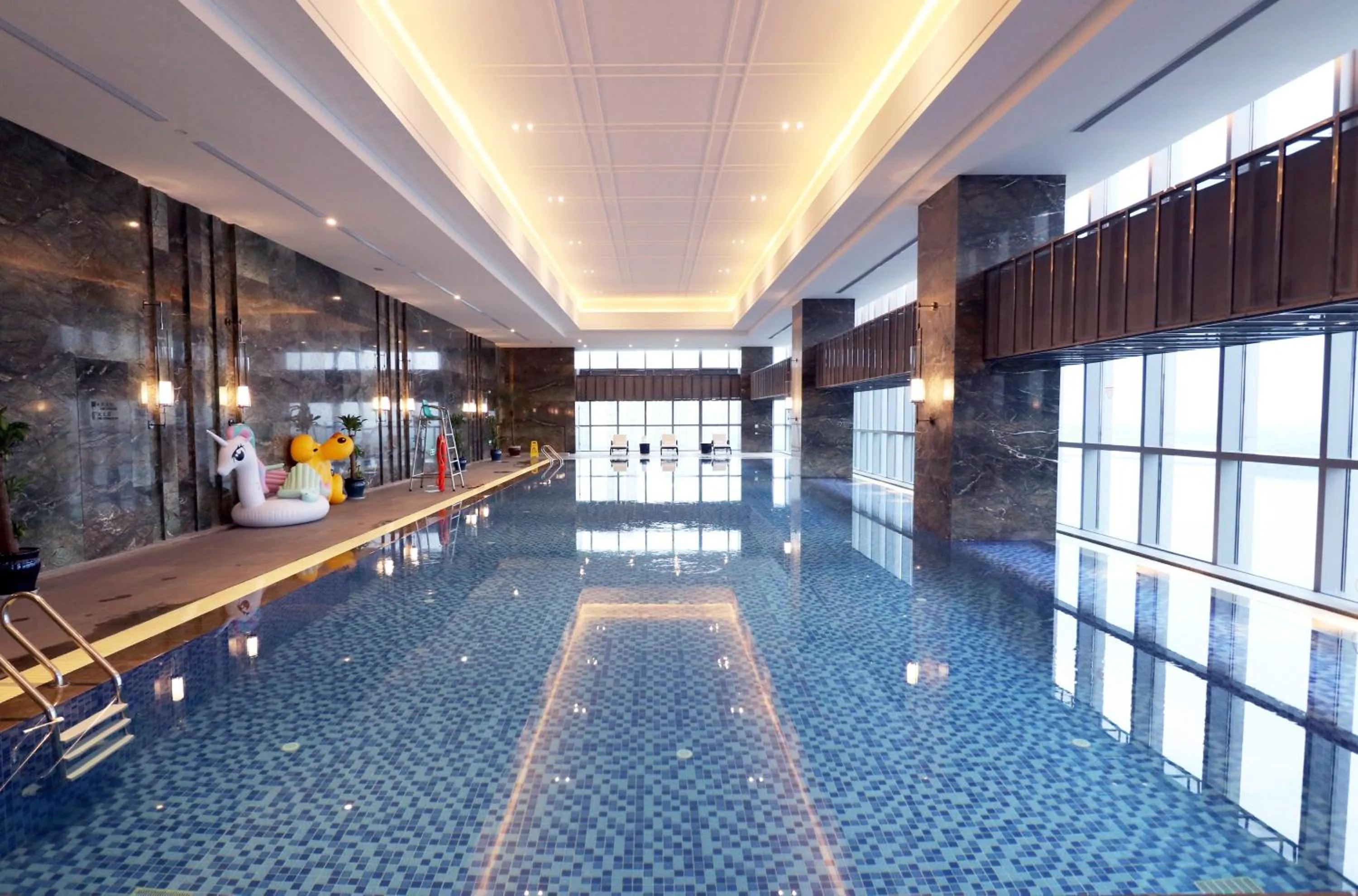 Swimming pool in Wyndham Grand Suzhou Fenhu